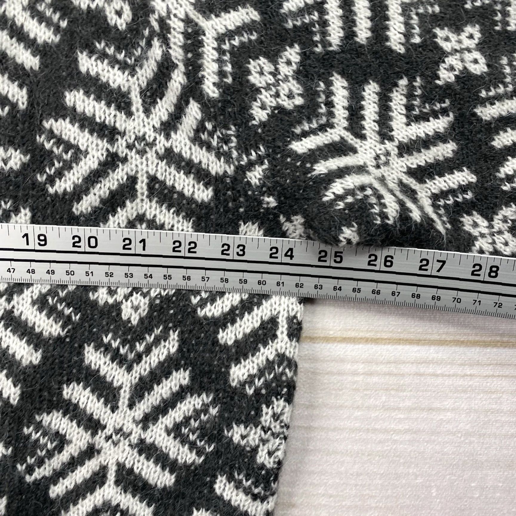 Old Navy OLD NAVY Women's Sweater Pullover Knit Gray Nordic Snowflake Pattern Fuzzy XXL Winter Casual Womens Size XXL / US 16-18 / IT 52-54 - 4 Thumbnail