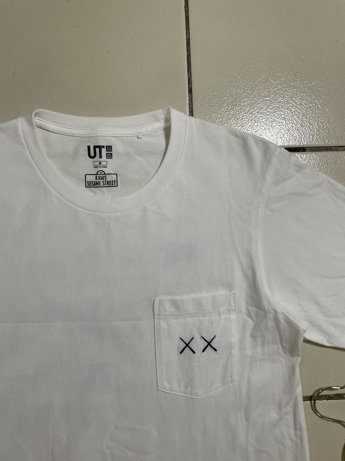 Kaws RARE KAWS X SESAME STREET UNIQLO POCKET SHIRT Size US M / EU 48-50 / 2 - 2 Thumbnail