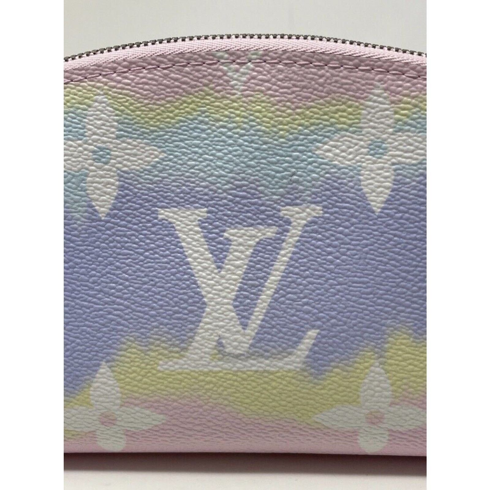 Louis Vuitton Louis Vuitton Monogram Giant LV Escale Pochette Cosmetic Size ONE SIZE - 8 Thumbnail