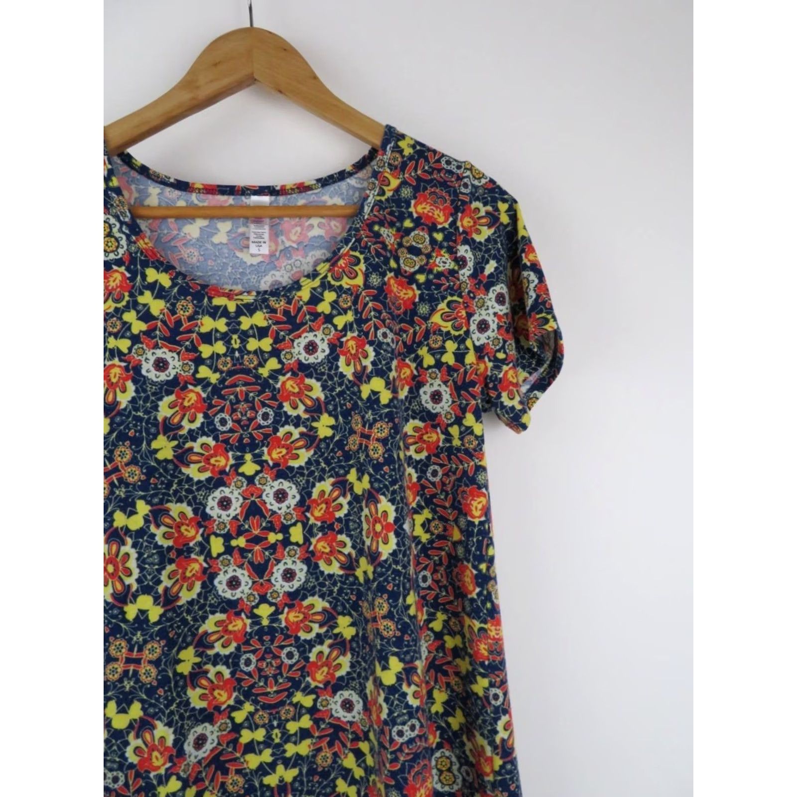 Vintage Lularoe Floral Classic T Shirt XS? No, Original Size S. Size S / US 4 / IT 40 - 2 Thumbnail