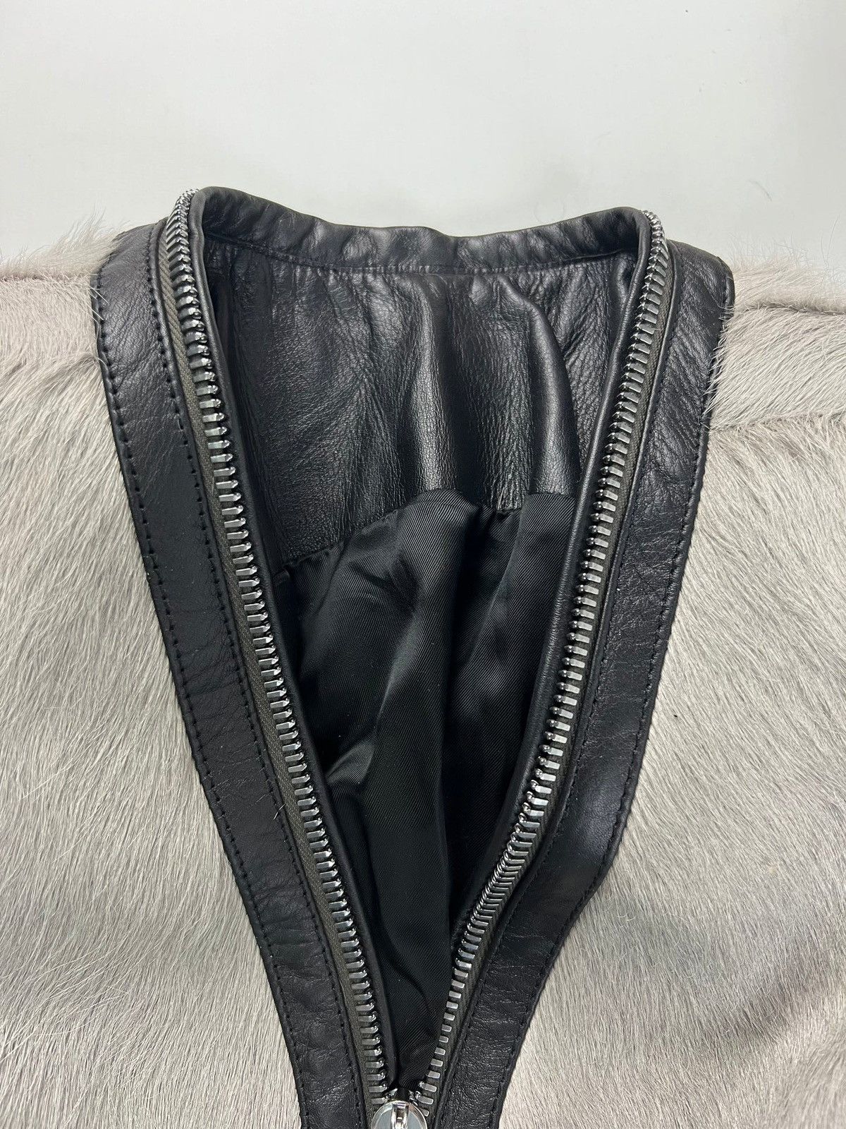 Rick Owens RICK OWENS AW22 HORNED SHOULDERS KLAUS JACKET GREY PONYHAIR Size US S / EU 44-46 / 1 - 4 Thumbnail