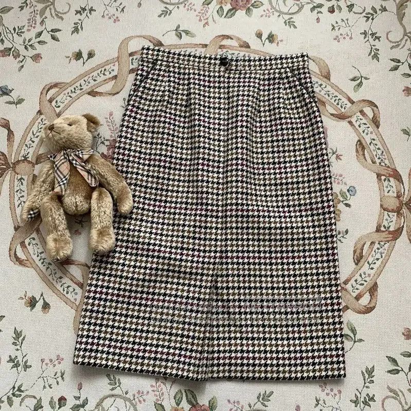 Burberry Burberry Khaki Wool Houndstooth Midi Skirt. Size 28" / US 6 / IT 42 - 1 Thumbnail