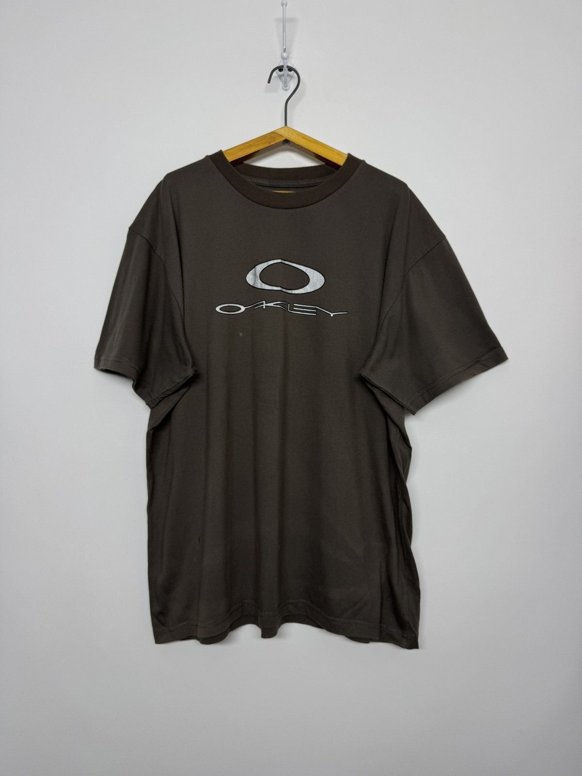 Oakley Vintage OAKLEY Center Logo T Shirt Hype Rare Gorpcore Size US L / EU 52-54 / 3 - 4 Thumbnail