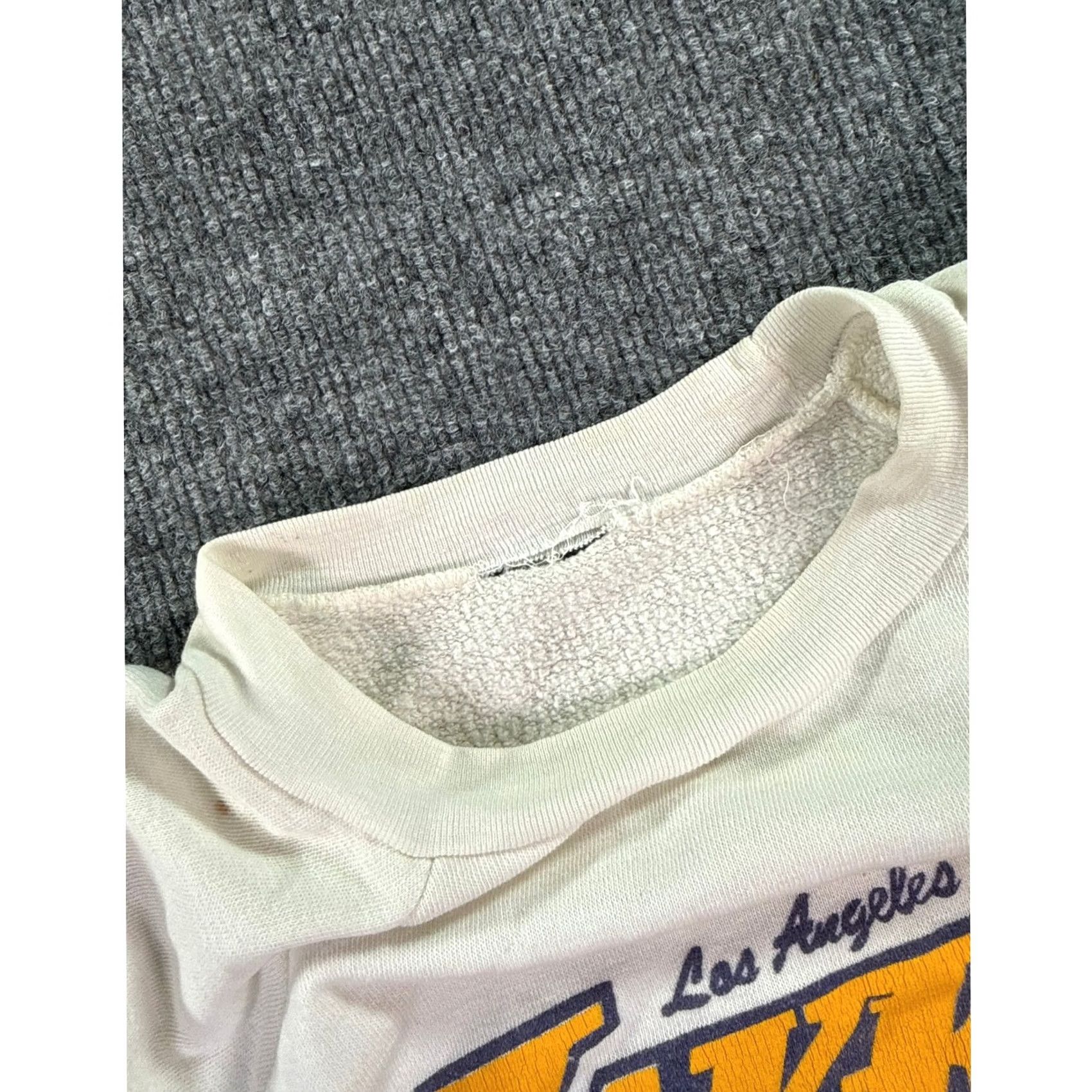 Vintage VINTAGE LA Lakers Sweatshirt Mens Small White 80s Back to Back Champs Graphic Size US S / EU 44-46 / 1 - 7 Thumbnail