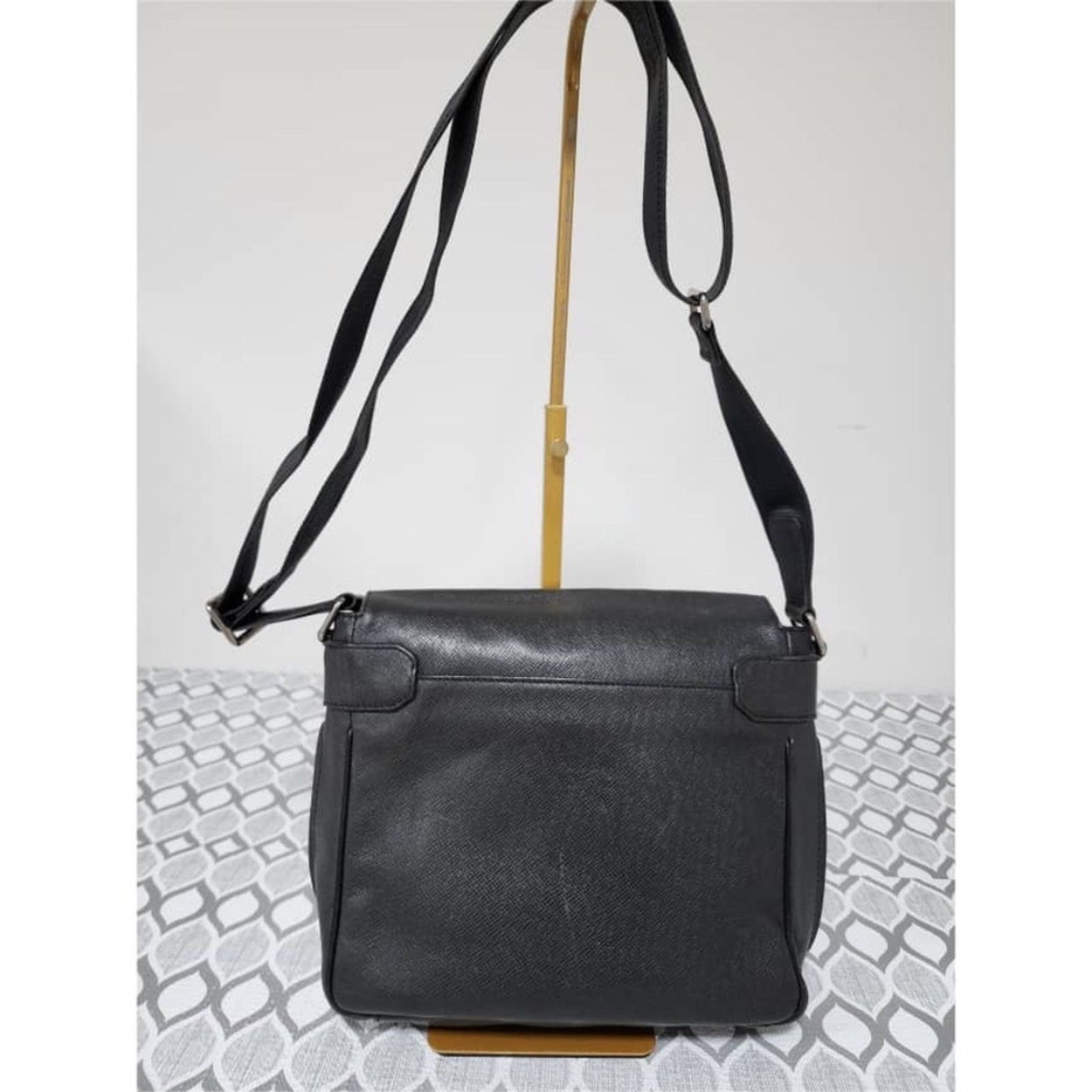 Louis Vuitton Authentic Louis Vuitton Taiga Viktor Messenger Bag Black Size ONE SIZE - 4 Thumbnail