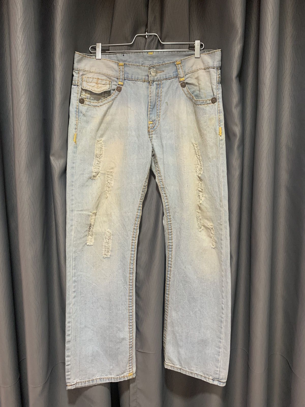 Billy Super T Distressed Straight Cut