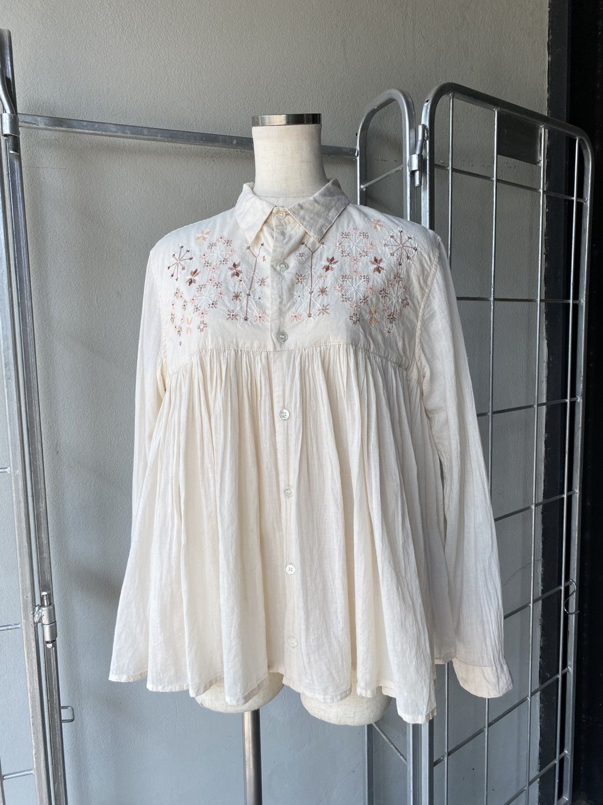 Sunao Kuwahara Sunaokuwahara Cream Victorian-Style Embroidered Blouse. Size M / US 6-8 / IT 42-44 - 11 Thumbnail