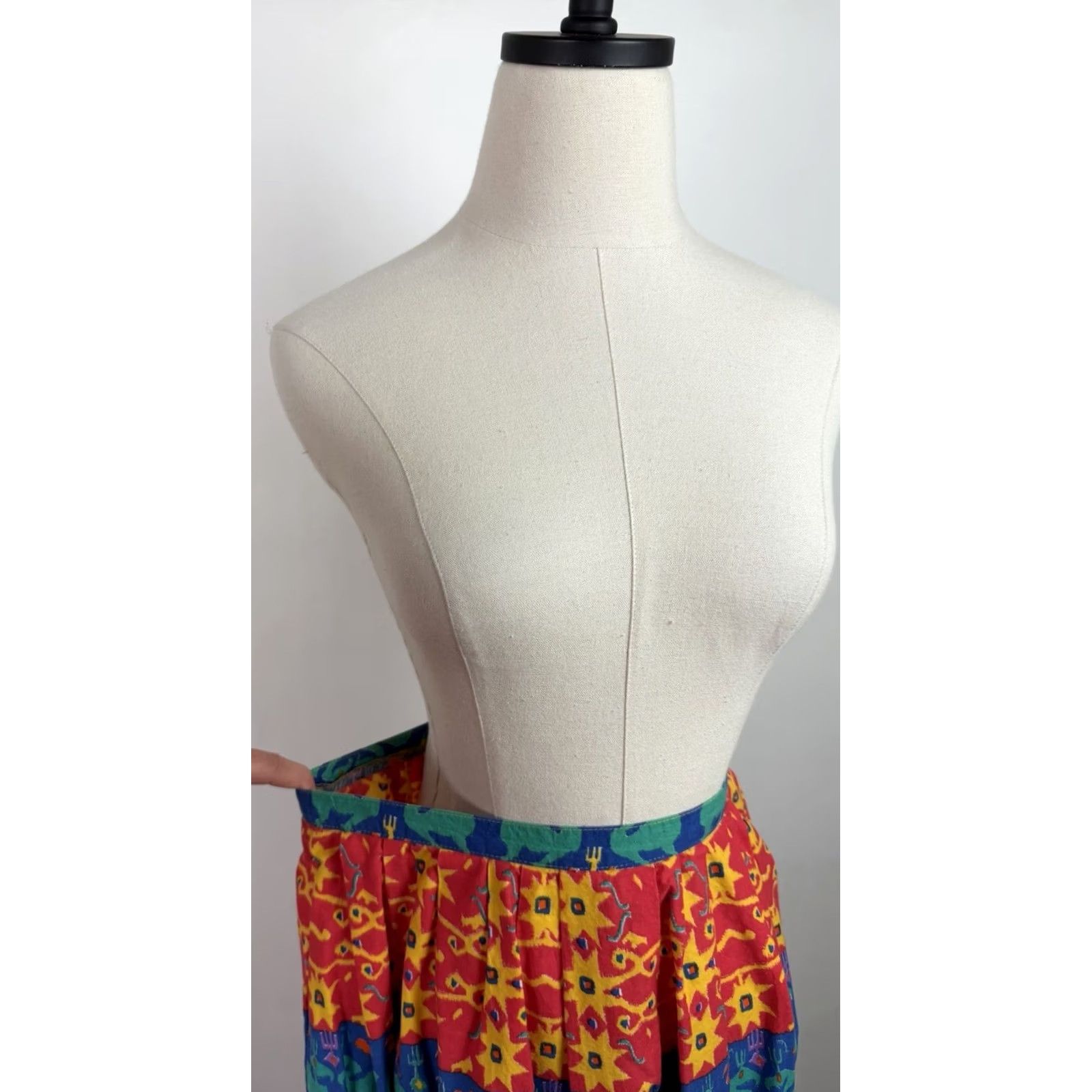 Vintage VINTAGE Claude Skirt Maxi Womens S Red Geometric Pleated 80s Art Southwestern Retro Long Hip Pockets Back Zip"} Size 28" / US 6 / IT 42 - 4 Thumbnail