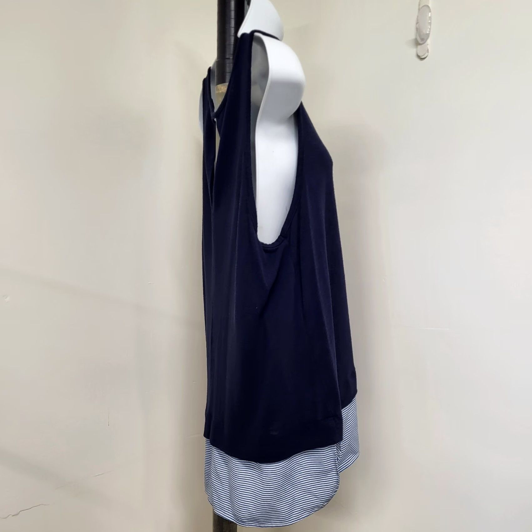 J.Crew **J.CREW Women's Blue Striped Tank Top Large Keyhole Back Sleeveless** User: J.CREW Women's Blue Striped Tank Top Large Keyhole Back Sleeveless Size L / US 10 / IT 46 - 2 Thumbnail