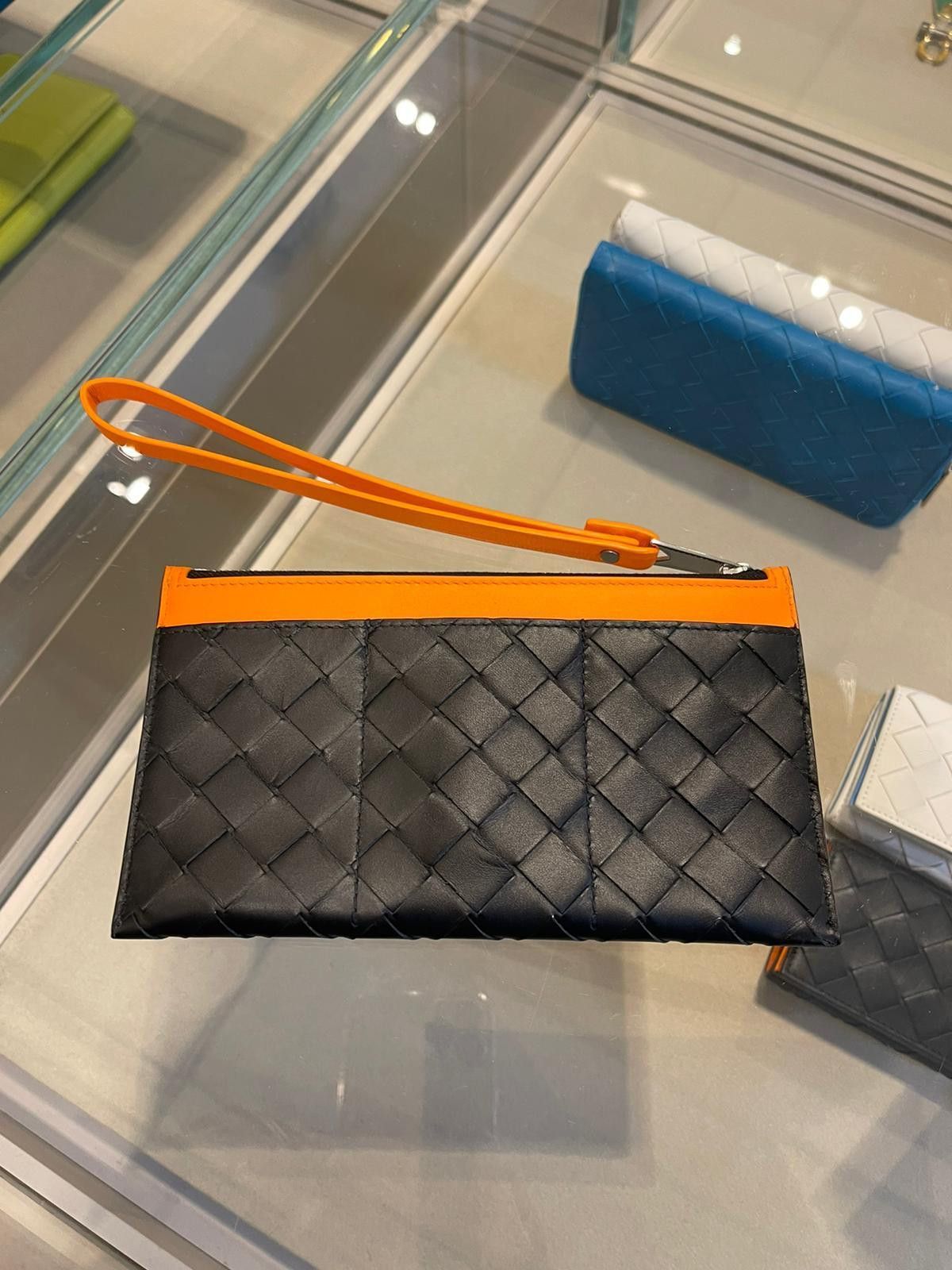 Bottega Veneta o1n1vont1124 Size: OS / Pouch in Black Size ONE SIZE - 2 Thumbnail