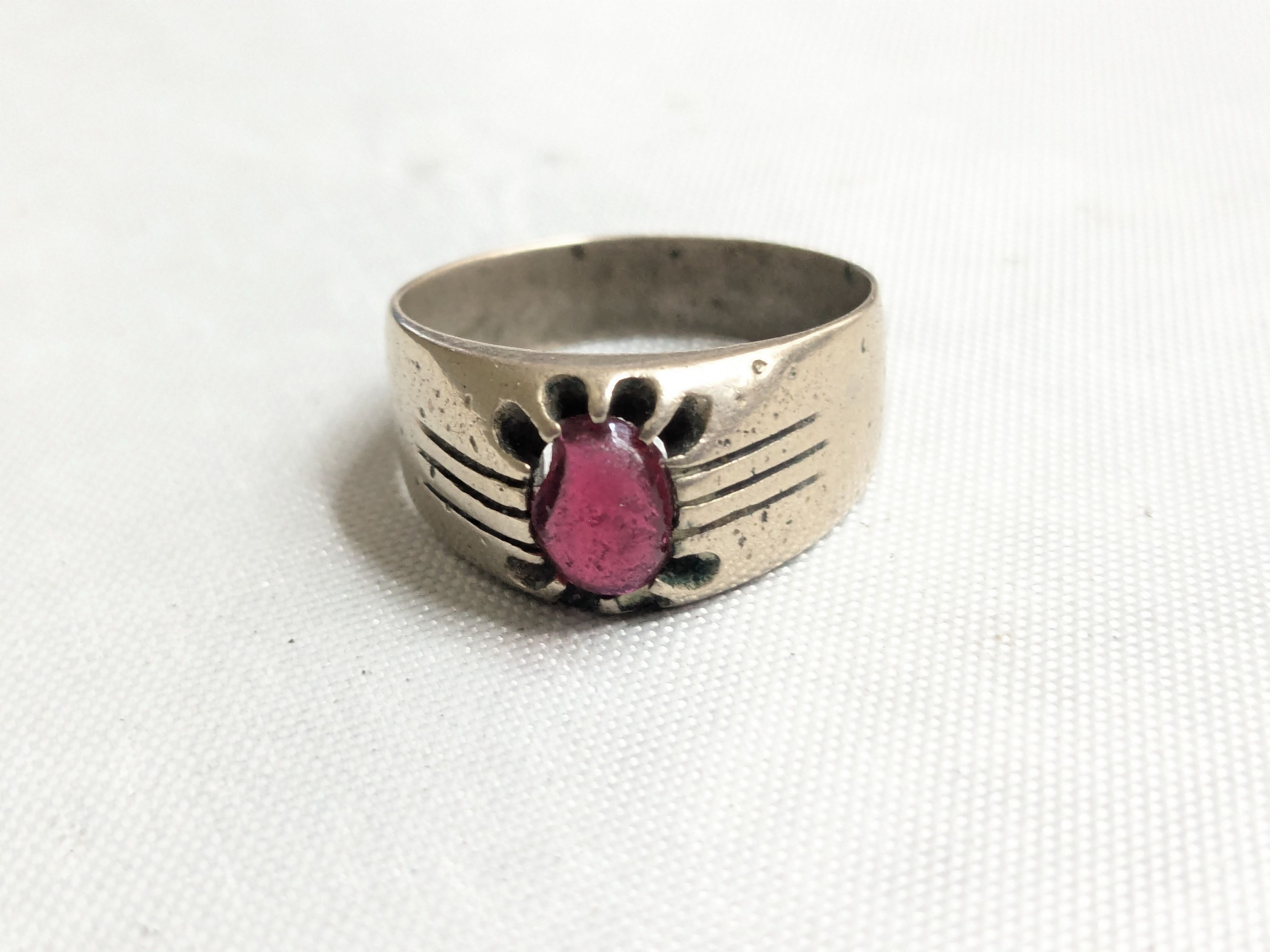 Jewelry Vintage Ring Red Glass Size 10.75 Size ONE SIZE - 2 Thumbnail