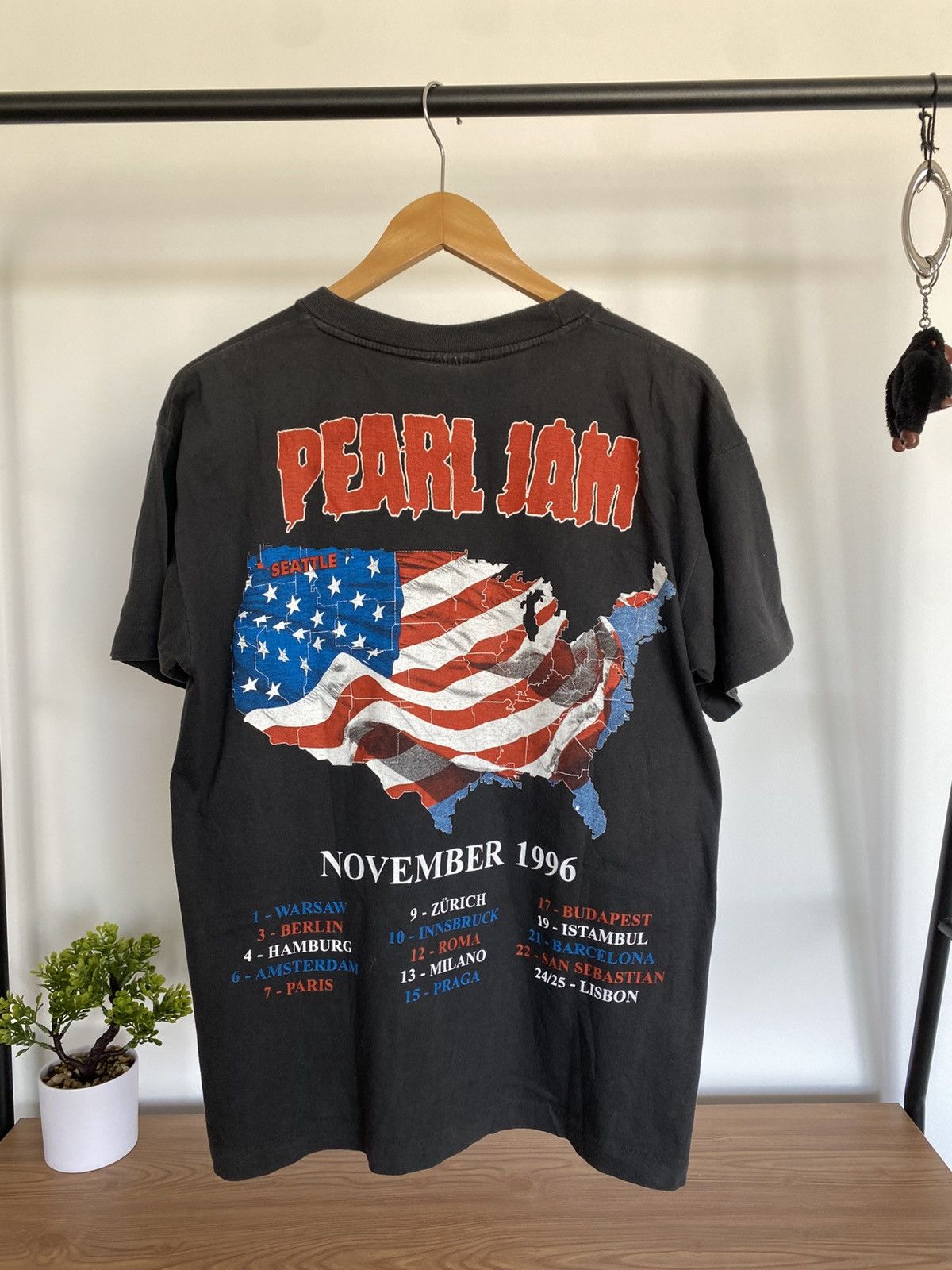 Band Tees × Vintage Vintage Pearl Jam November 1996 Euro Tour Size US M / EU 48-50 / 2 - 6 Thumbnail