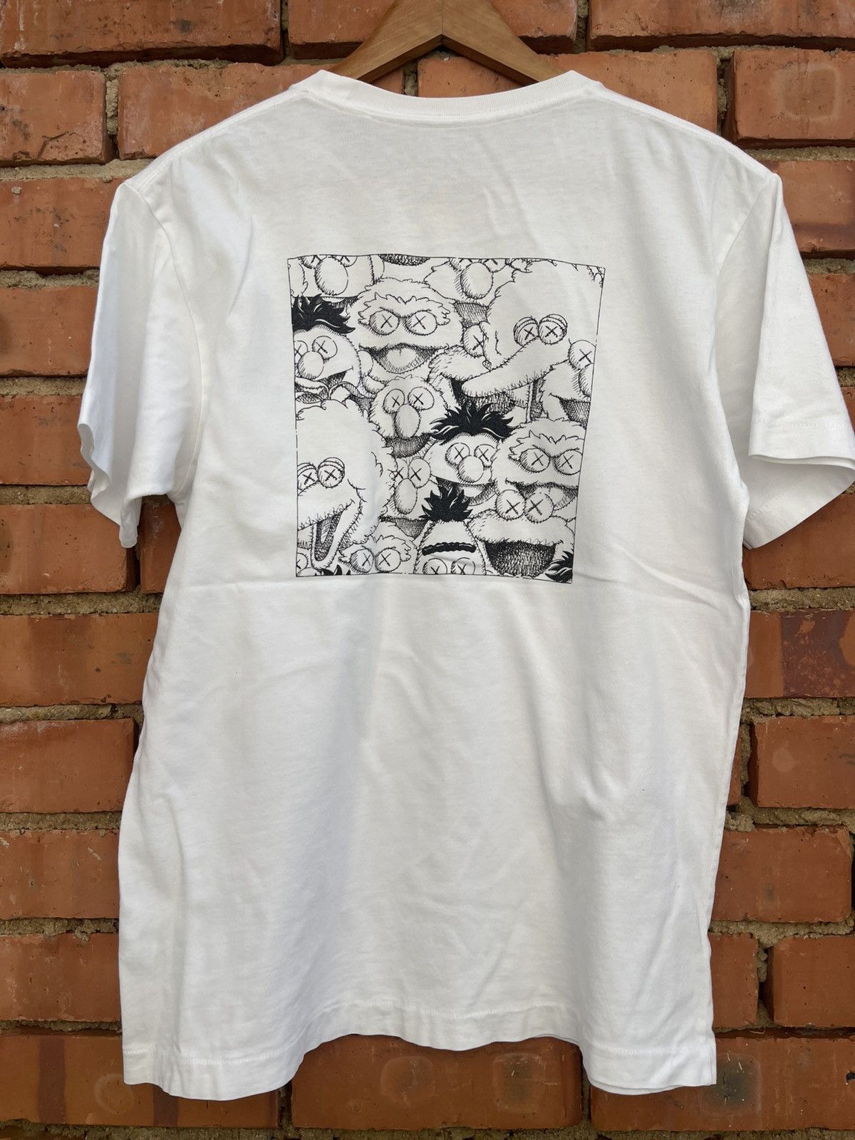 Kaws × Uniqlo Uniqlo x KAWS Hands & Blocks 2016 Short Sleeve Pocket Tee Size US M / EU 48-50 / 2 - 3 Thumbnail