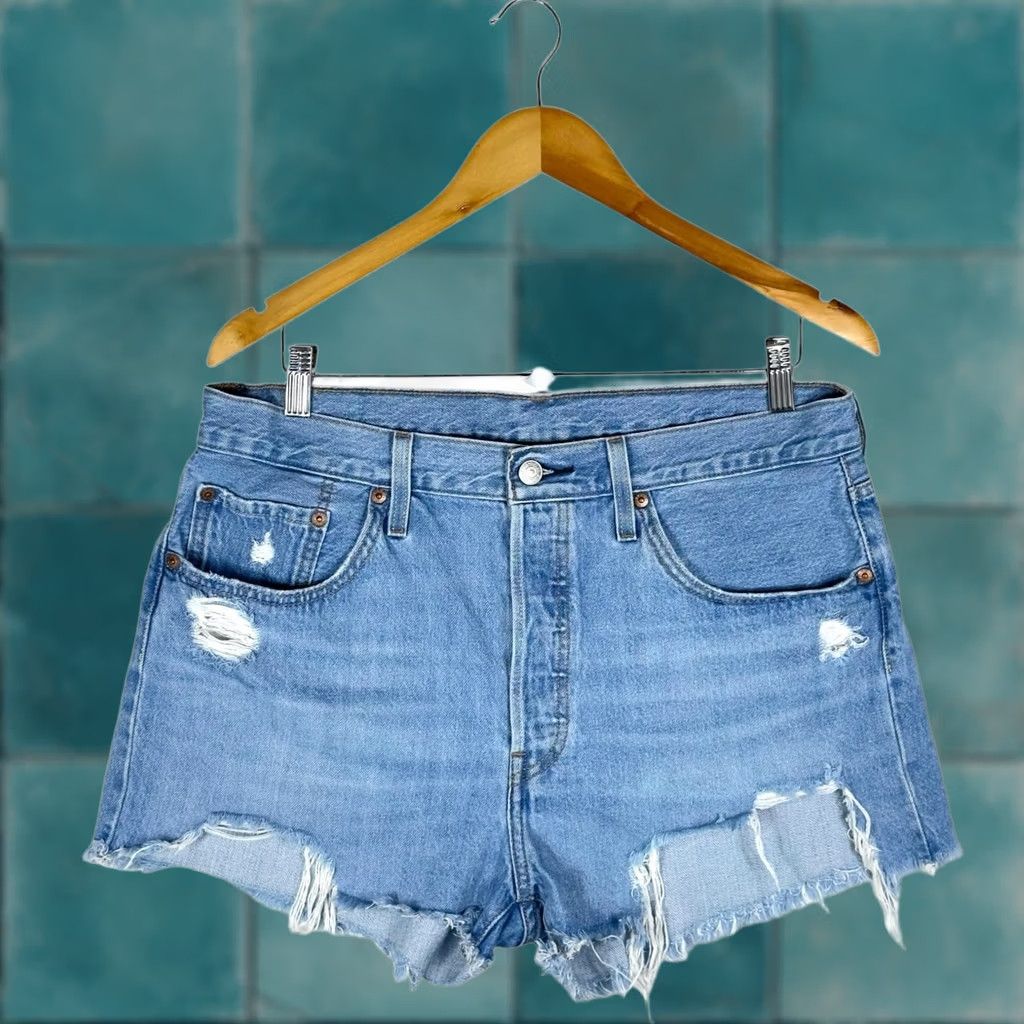 Levi's VINTAGE Levi's 501 Shorts Denim Distressed Light Wash Women's Size W32 Size 24" / US 00 / IT 34 - 1 Thumbnail