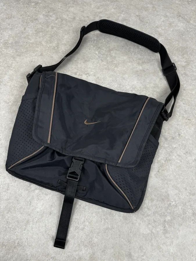 Nike 2000s Nike Black & Red Technical Nylon Crossbag Size ONE SIZE - 5 Thumbnail