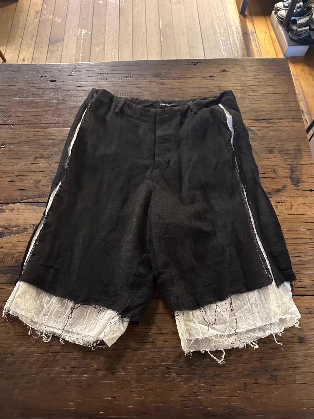 Lumen et Umbra Men’s Black‑on‑White Cotton‑Linen Shorts Ｑ25