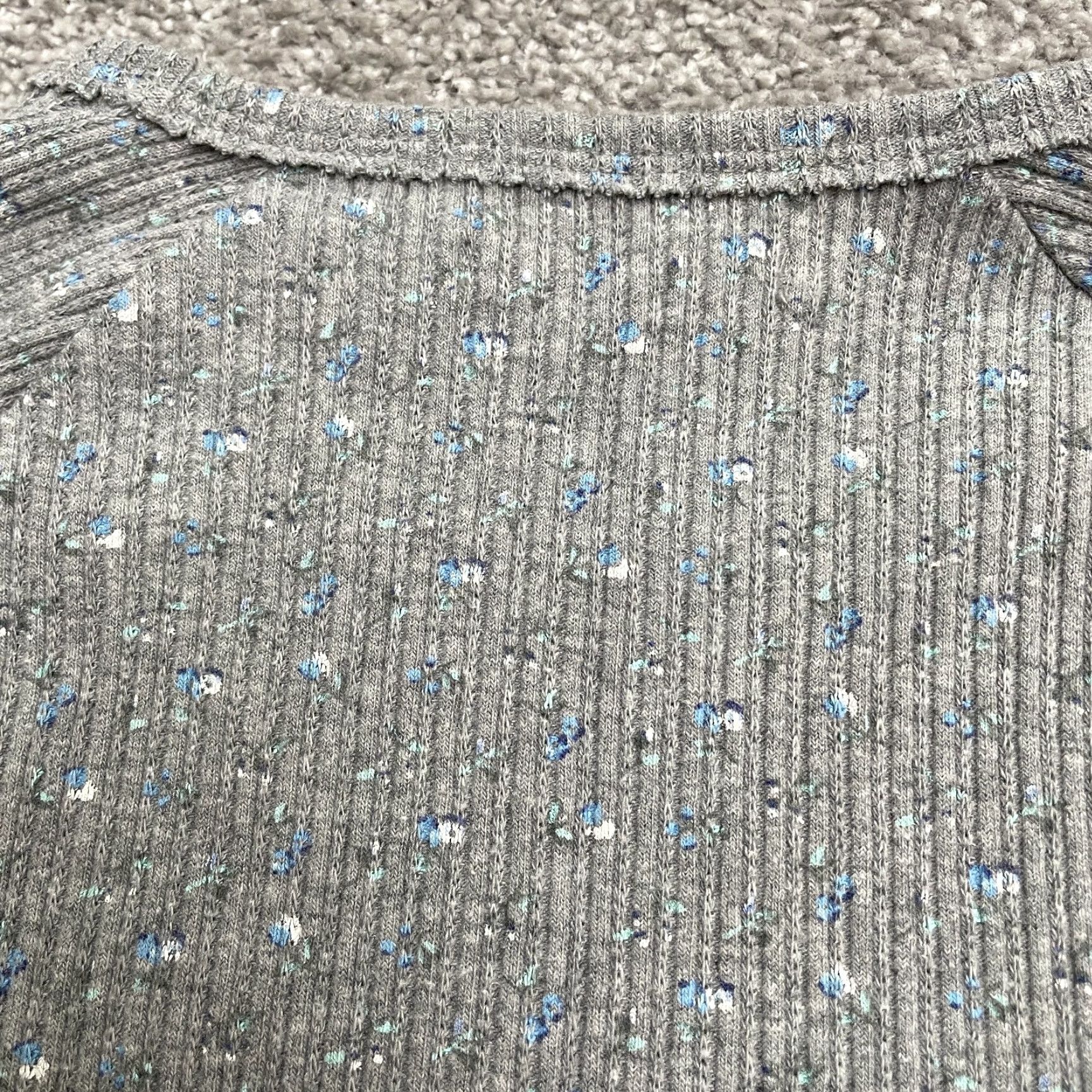 American Eagle Outfitters American Eagle Top Juniors XS Gray Floral Crew Neck Short Sleeve Ribbed Knit Size XS / US 0-2 / IT 36-38 - 5 Thumbnail
