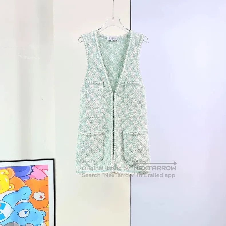 Chanel 23S white and green tweed sleeveless vest jacket