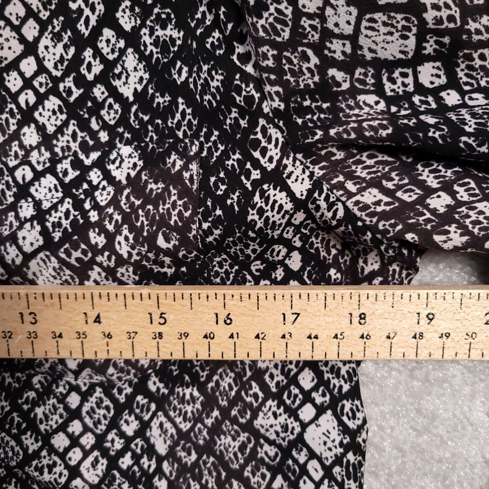 Apt. 9 Apt. 9 Shirt Women's Medium Black Long Sleeve V Neck Snake Print Button Up Size M / US 6-8 / IT 42-44 - 5 Thumbnail