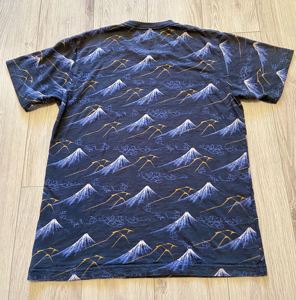 Uniqlo Uniqlo Hokusai Blue Japanese printed tee Size US M / EU 48-50 / 2 - 2 Thumbnail