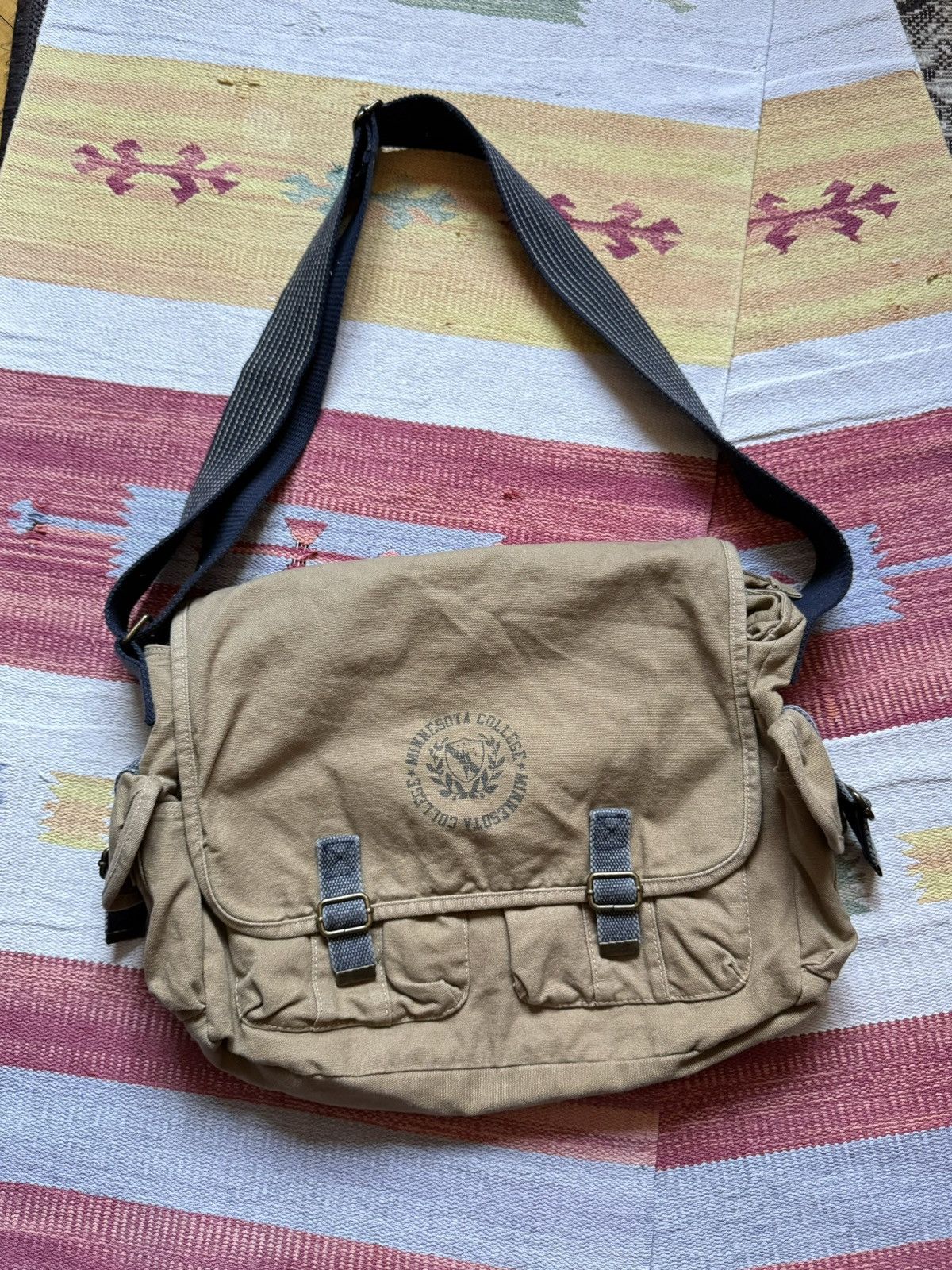 Vintage Vintage 00’s Minnesota College y2k Khaki Sling Bag Size ONE SIZE - 1 Thumbnail