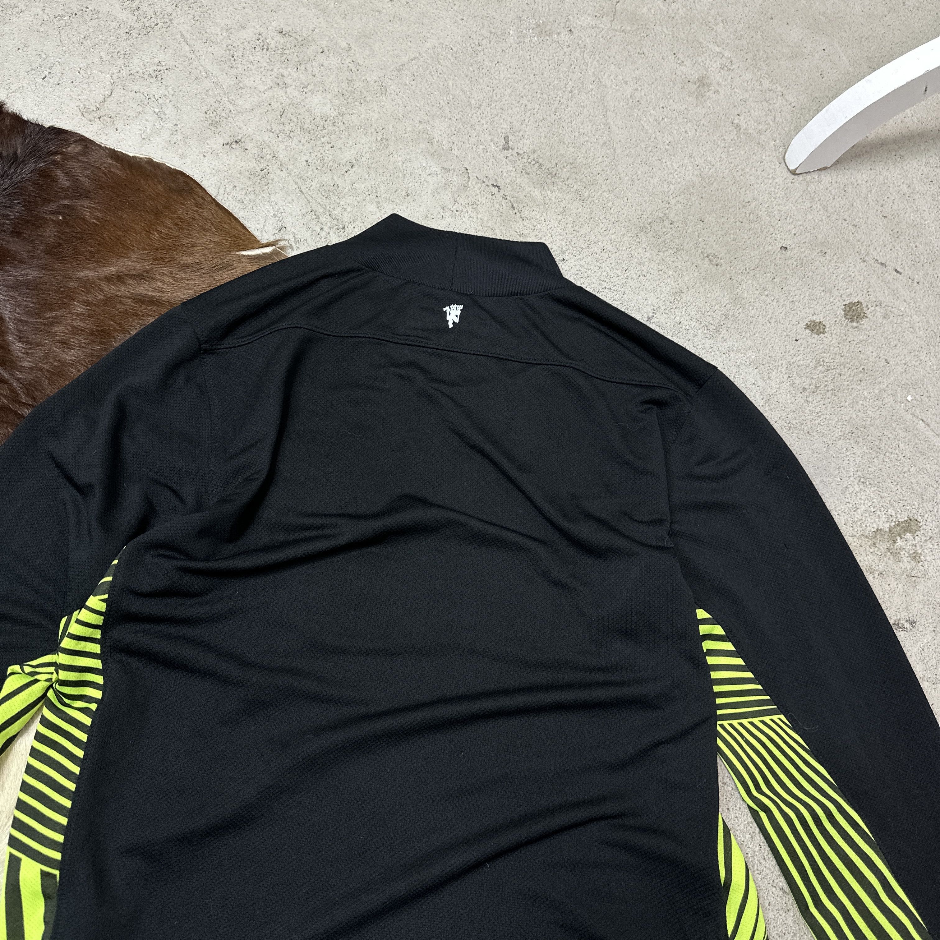 Nike Vintage Nike Manchester United 11/12 Training Jersey Y2K Size US S / EU 44-46 / 1 - 5 Thumbnail