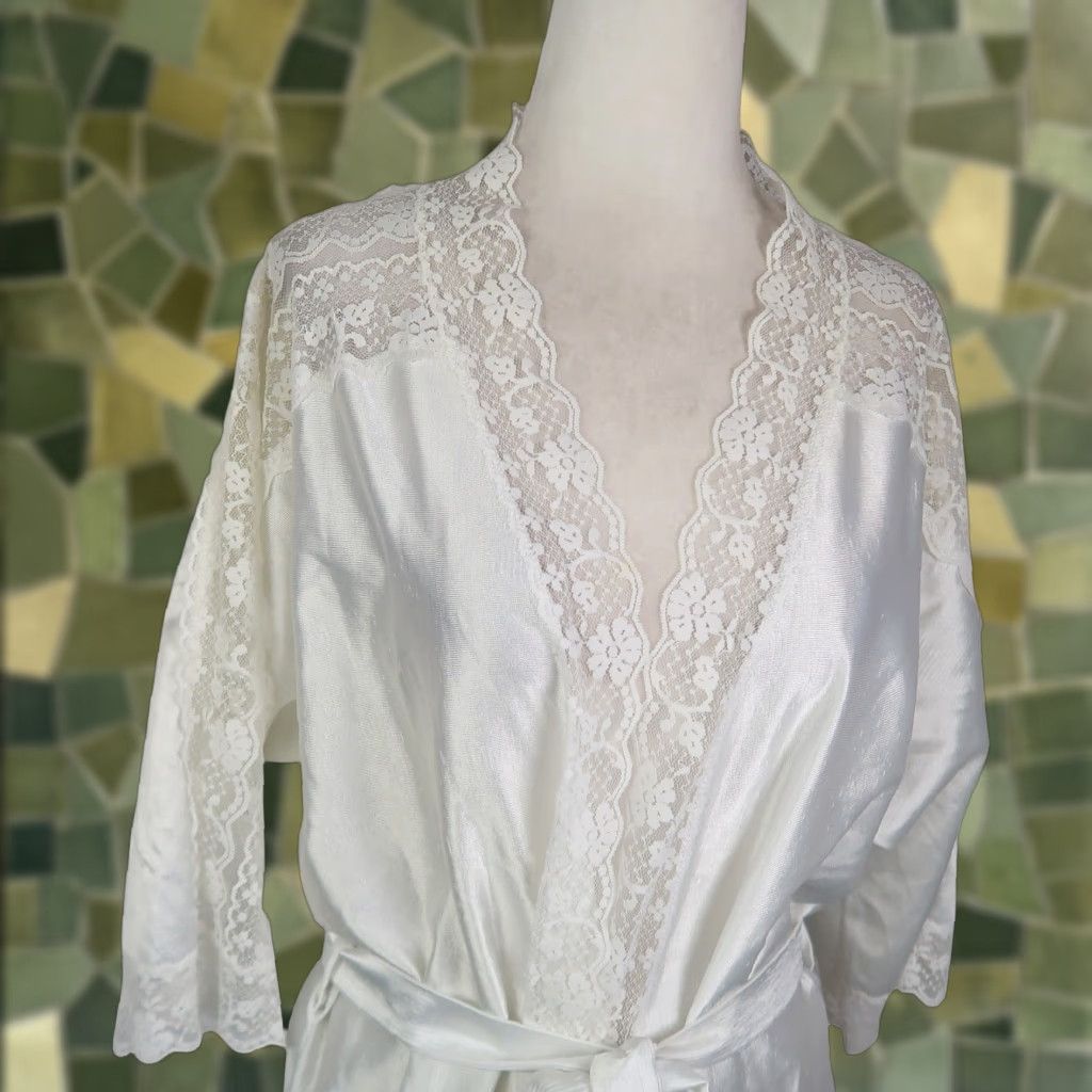 Vintage VINTAGE Reasa Martin White Robe Mid Length Long 80s Womens M White Robe Lace Trim Tie Polyester 48" 18" Pit to Pit Size ONE SIZE - 1 Thumbnail