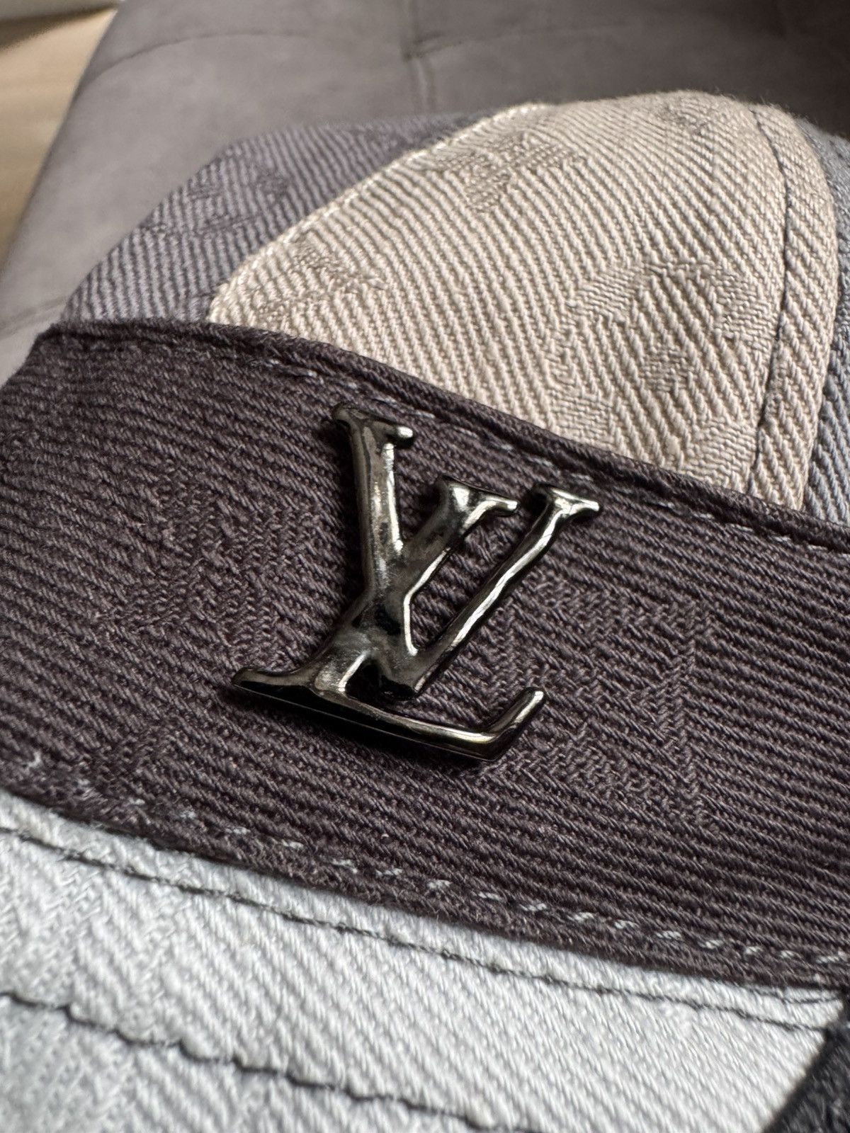 Louis Vuitton LOUIS VUITTON bucket hat study all photos and description Size ONE SIZE - 2 Thumbnail