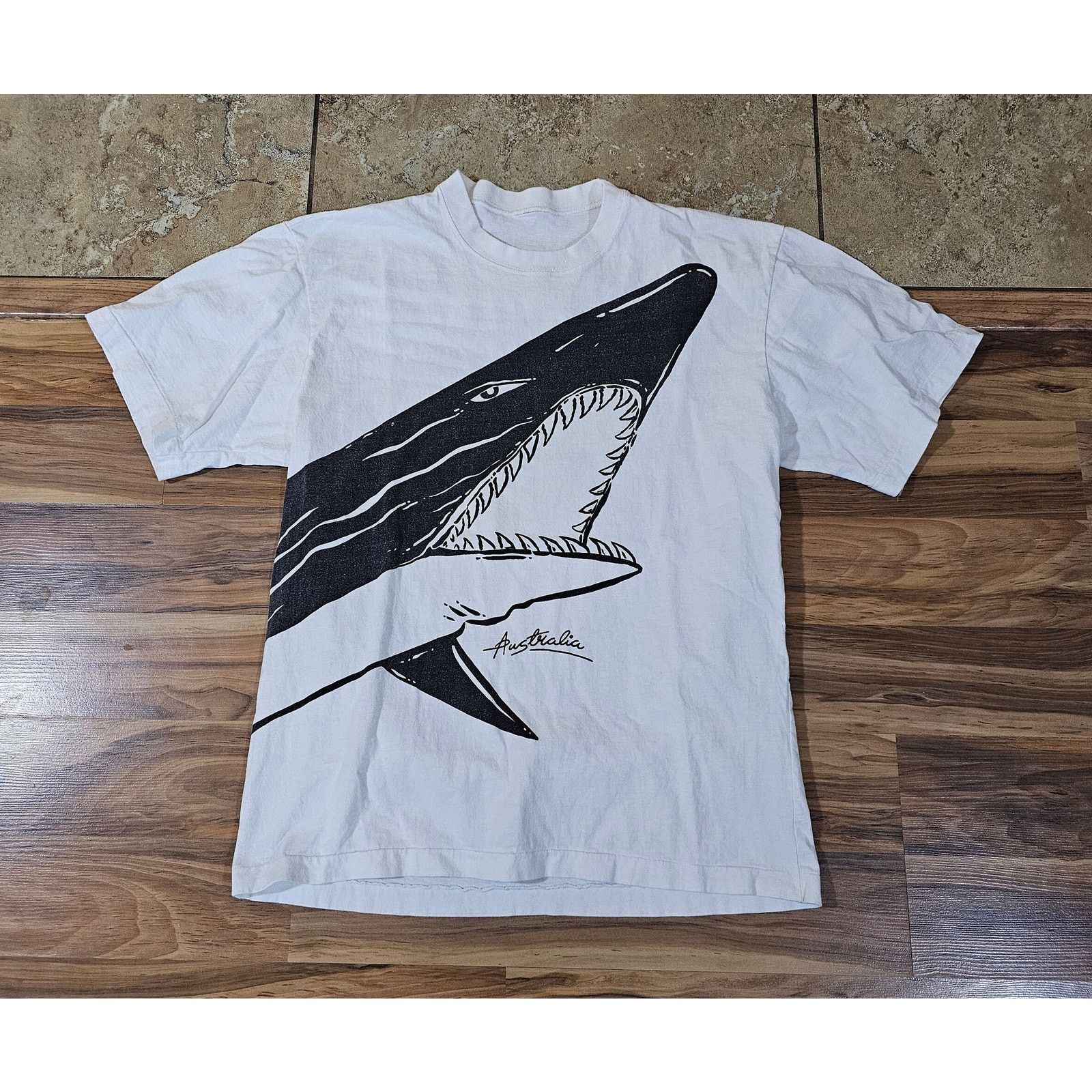 Other Australia Shark Quilbert Artist White T-shirt Sz L 1990s Size US L / EU 52-54 / 3 - 1 Thumbnail
