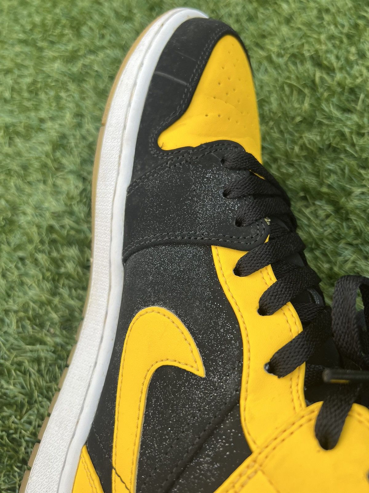 Jordan Brand Jordan 1 Mid “New Love” 2017 Size US 10.5 / EU 43-44 - 10 Thumbnail