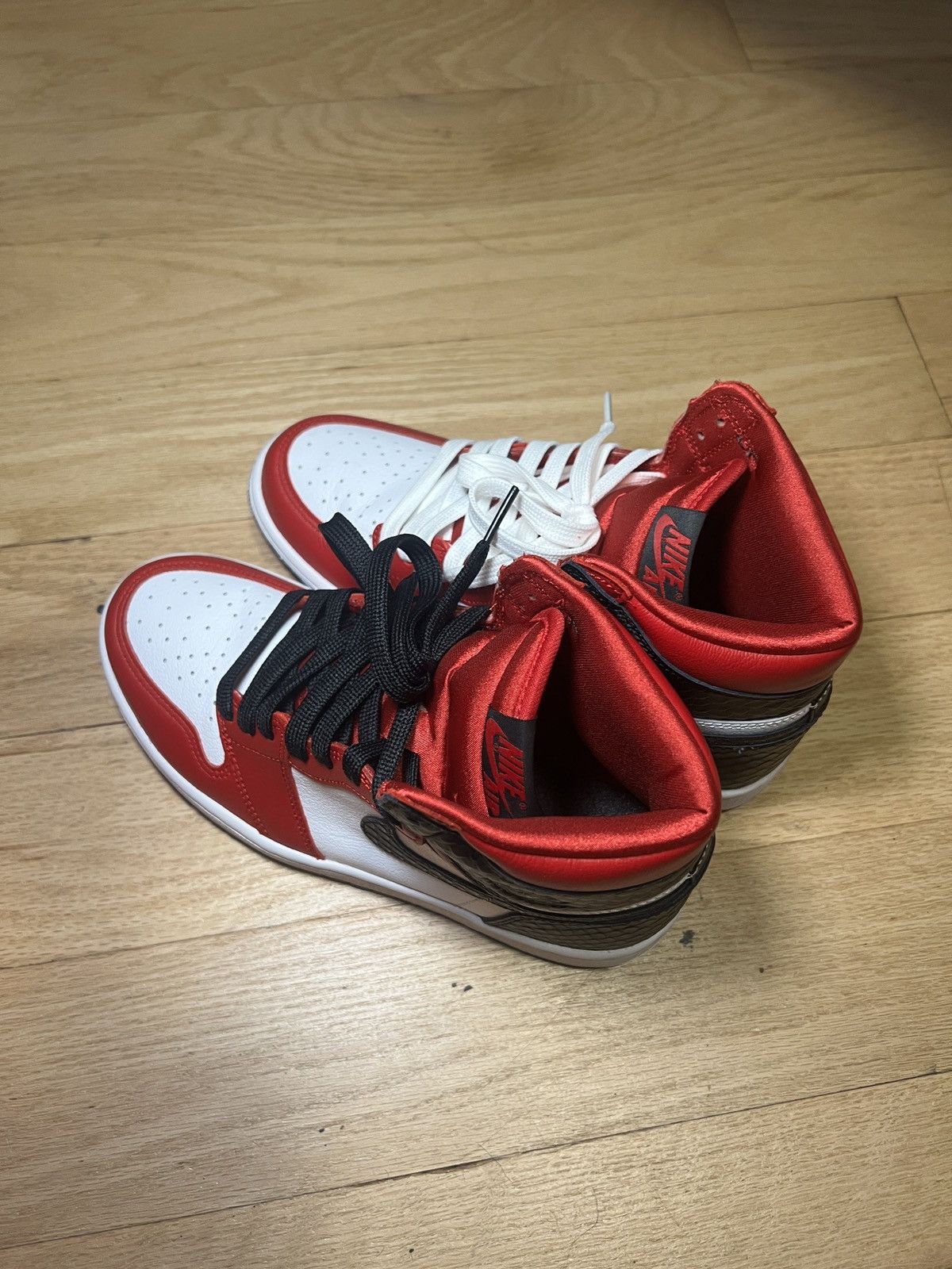 Nike Wmns Air Jordan 1 Retro High OG Satin Red Size US 7 / IT 37 - 2 Thumbnail