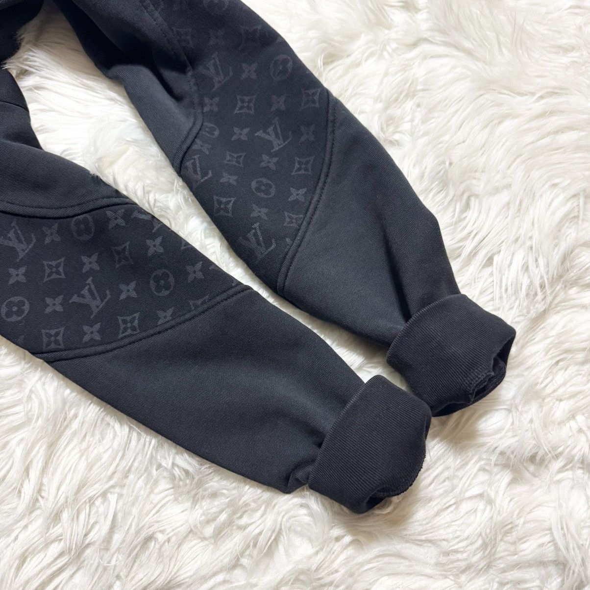Louis Vuitton Authentic Louis Vuitton Circle Monogram Hoodie Pullover Size US S / EU 44-46 / 1 - 10 Thumbnail