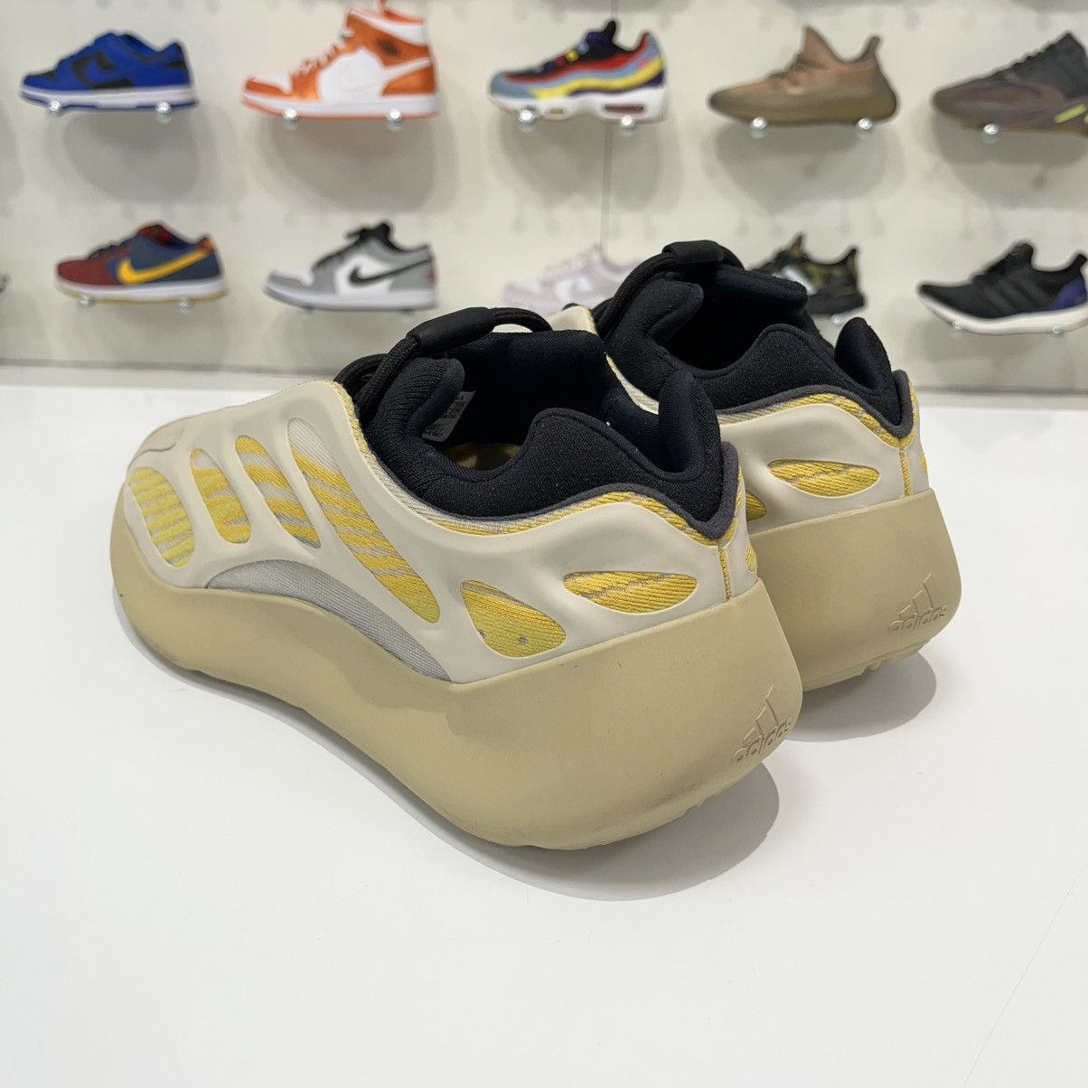 Adidas Adidas Yeezy 700 V3 Safflower Size US 10.5 / EU 43-44 - 4 Thumbnail