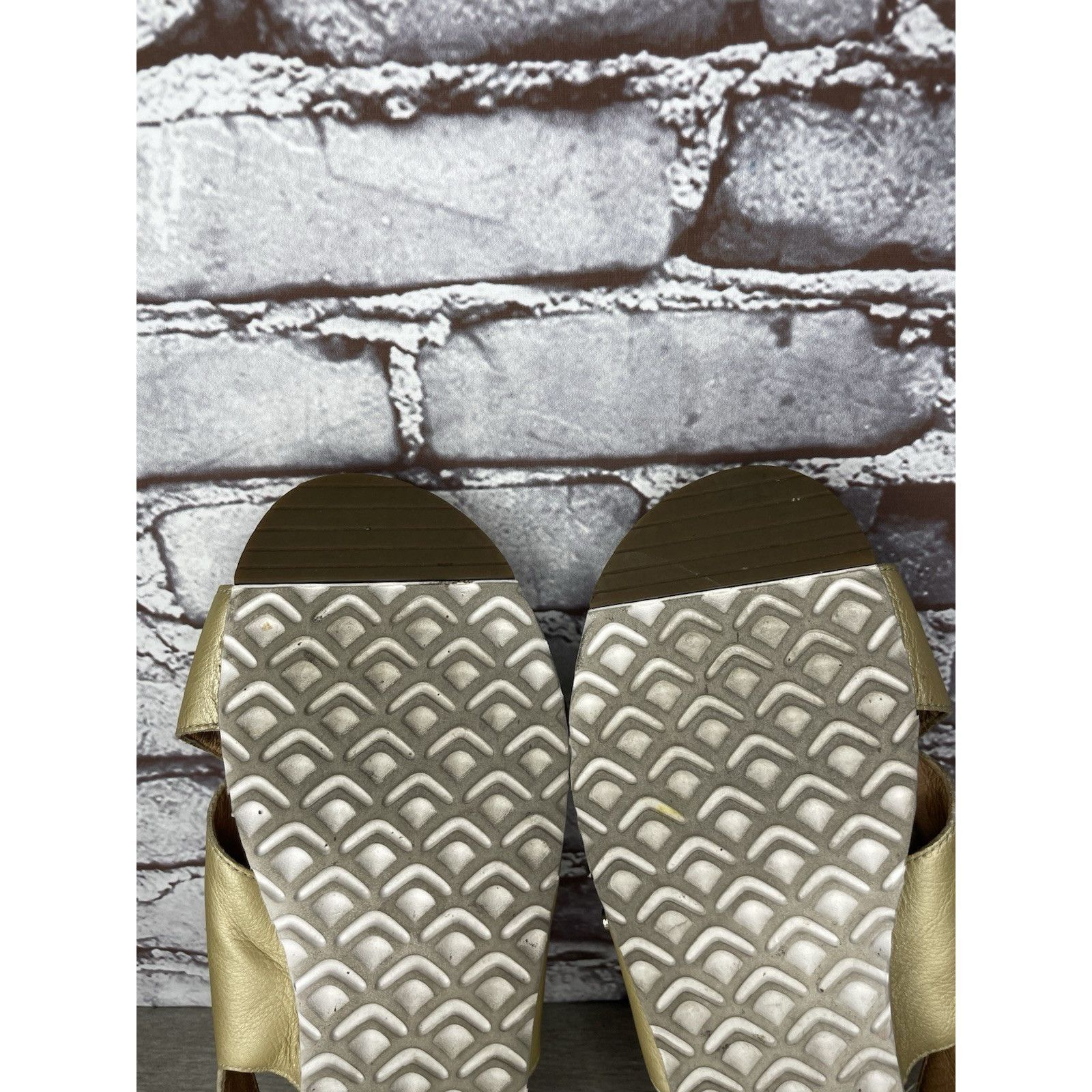 Ugg UGG Gold Leather Kamile Cross Strap Comfort Sandals Women Sz Size US 10 / IT 40 - 18 Thumbnail