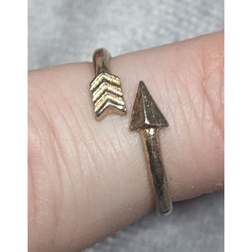 Other Minimalist Gold Tone Arrow Wrap Ring Size 5 1/2 Size ONE SIZE - 9 Thumbnail