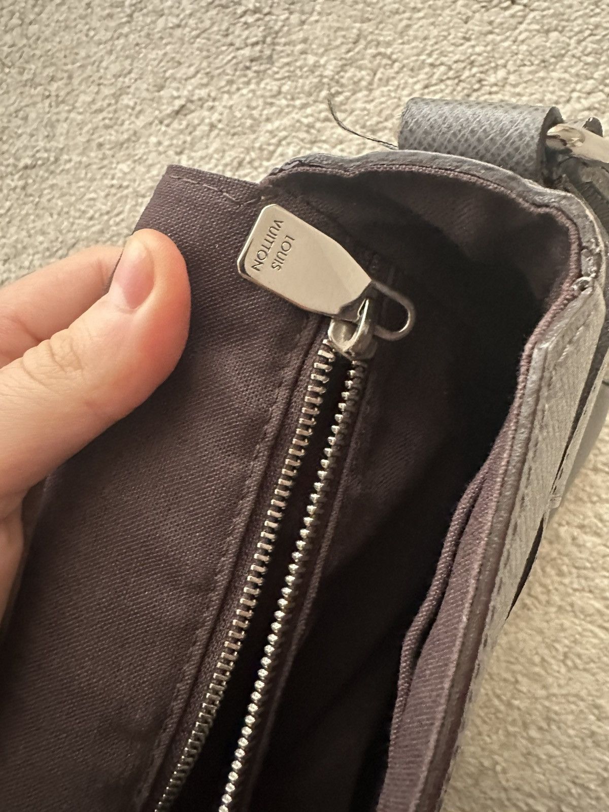 Louis Vuitton Louis Vuitton - Sac Roman PM - Cuir Taïga Gris Ardoise Size ONE SIZE - 6 Thumbnail