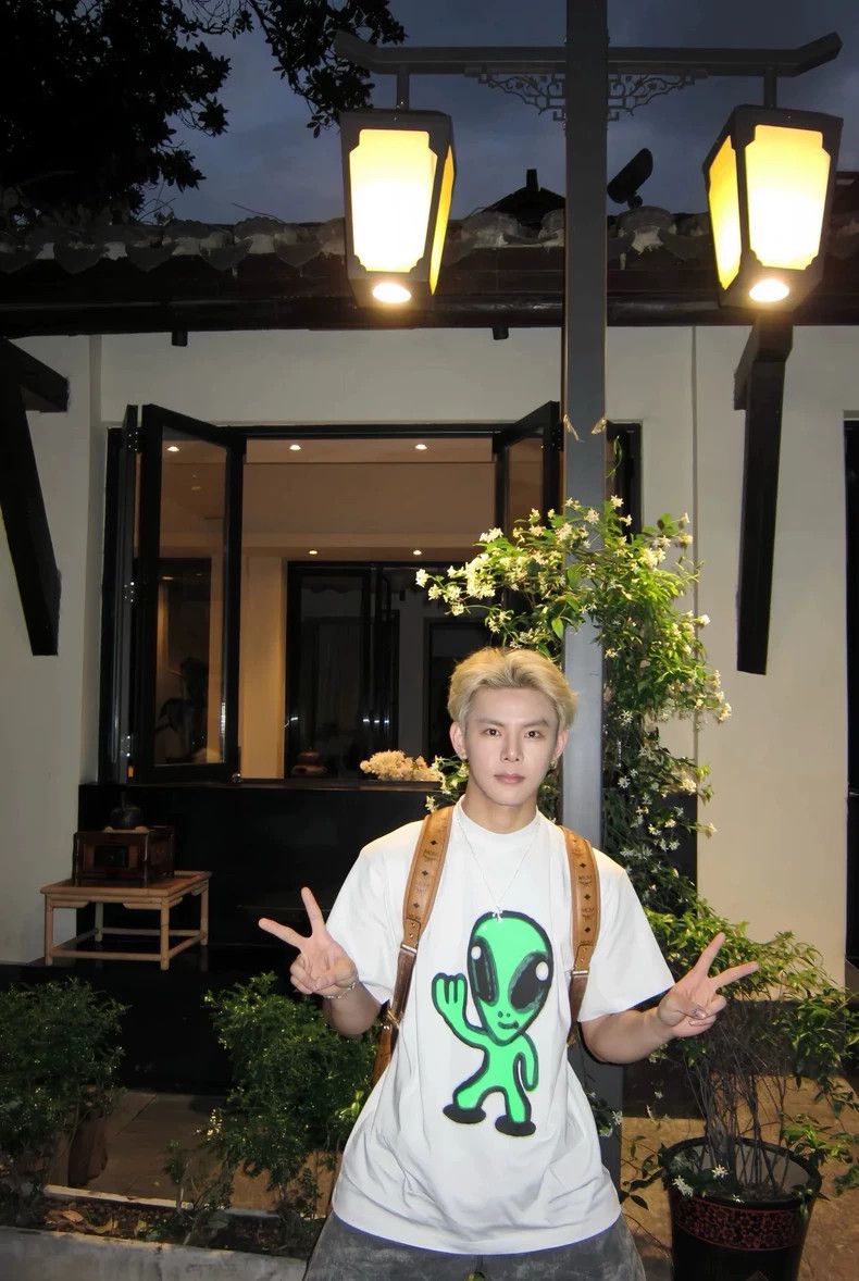 Balenciaga Balenciaga Spring and summer alien smiling face T-shirt, X Size US XS / EU 42 / 0 - 6 Thumbnail