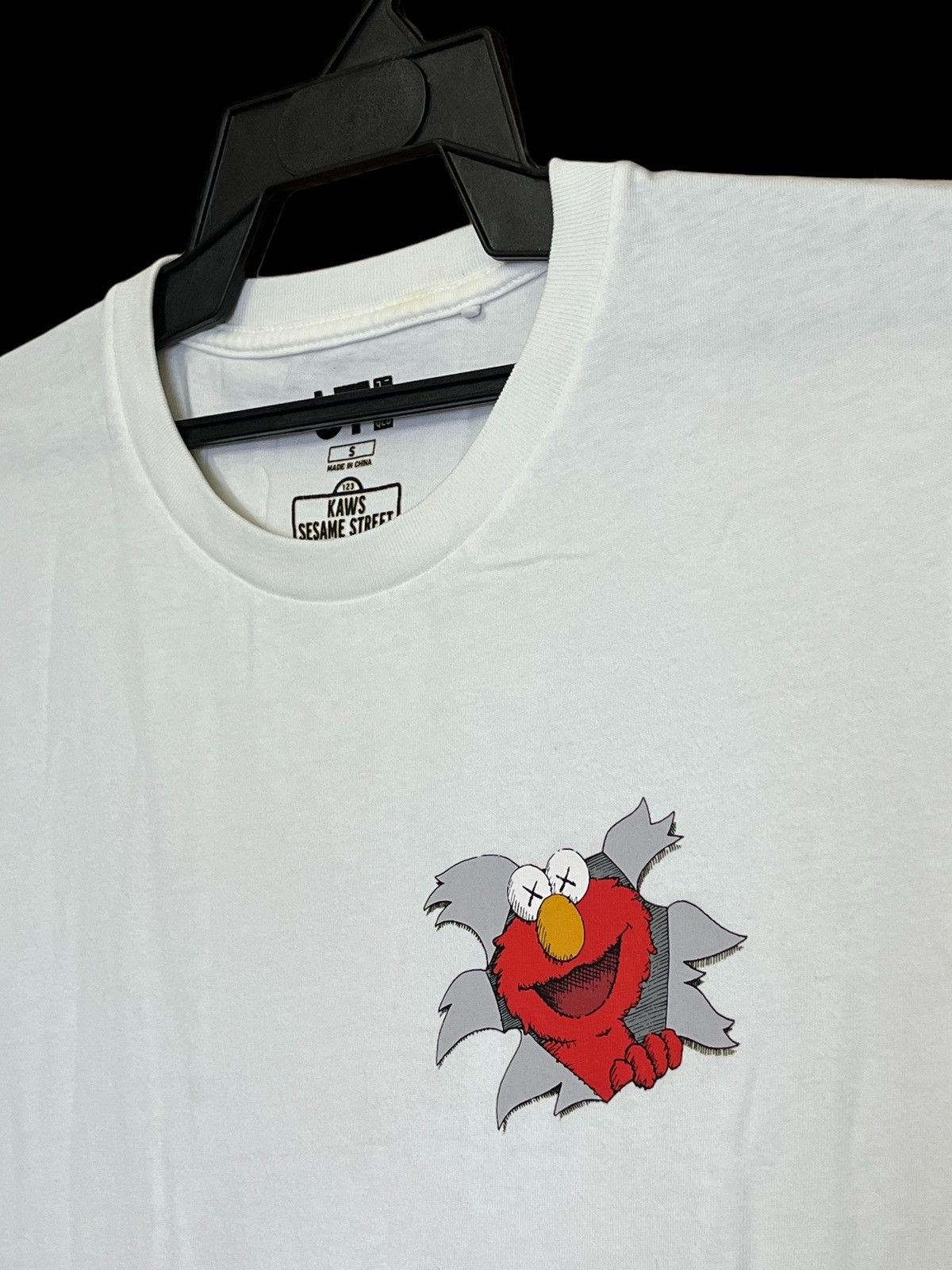 Kaws × Uniqlo UNIQLO x KAWS x SESAME STREET(ELMO) COLLABORATION T SHIRT Size US S / EU 44-46 / 1 - 4 Thumbnail