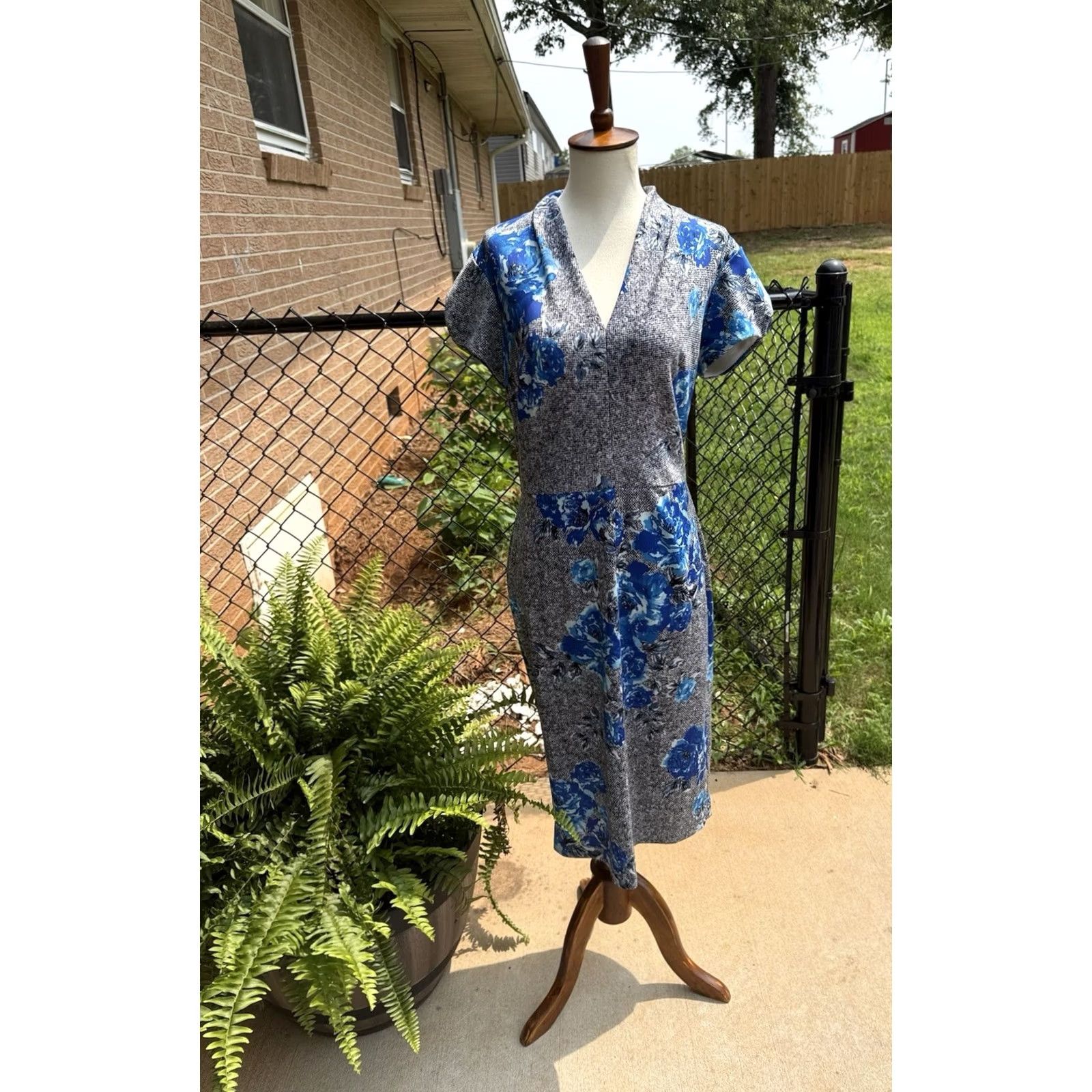 Betsey Johnson Betsey Johnson Fit & Flare Dress Womens Size 6 Gray Floral Zipper Cap Sleeve Dress Size M / US 6-8 / IT 42-44 - 2 Thumbnail