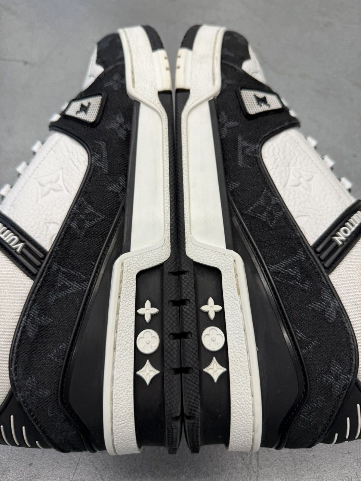 Louis Vuitton Louis Vuitton LV Trainer White Black Size LV 8.5 / US 9.5 Size US 9.5 / EU 42-43 - 4 Thumbnail
