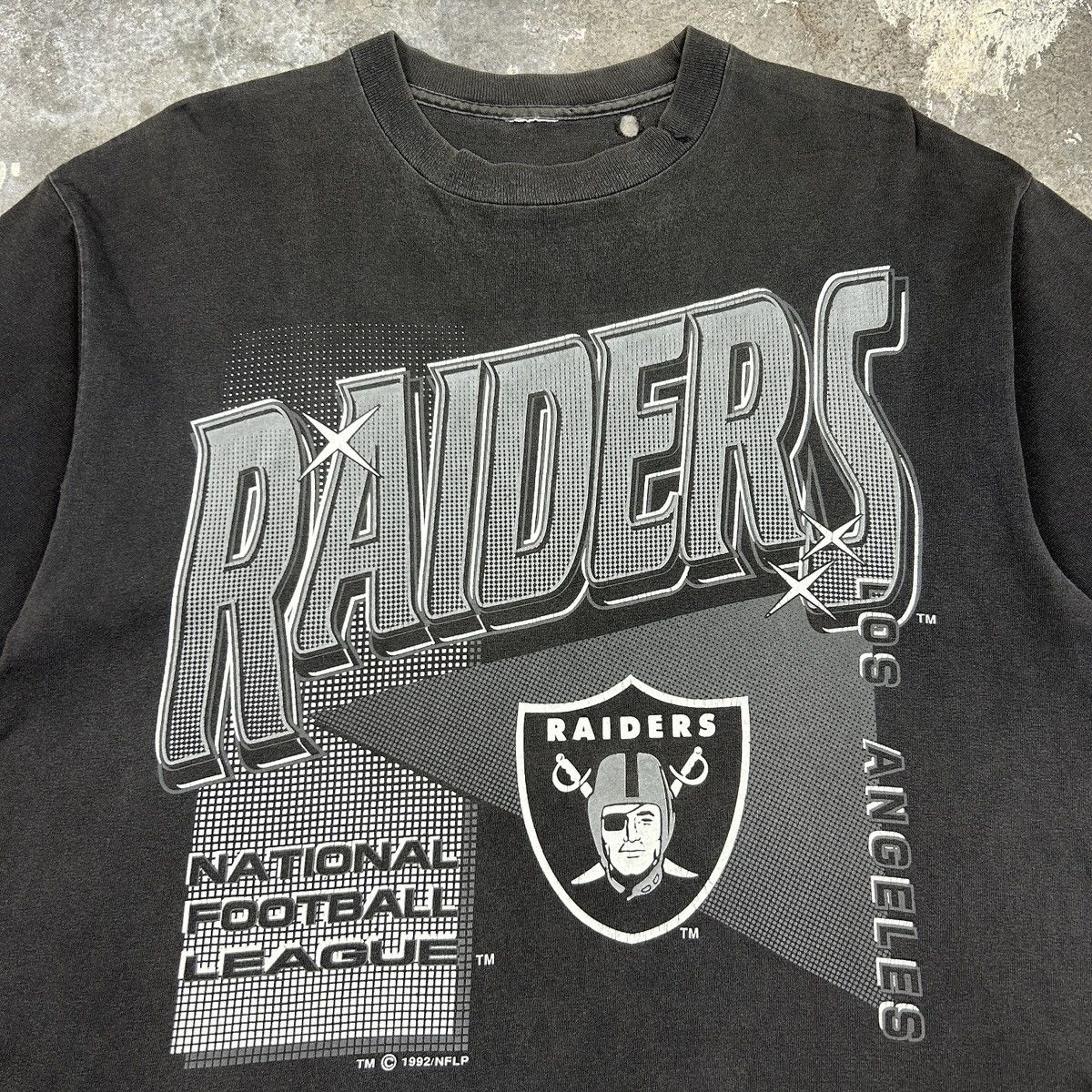 NFL × Vintage 1990s Raiders Thrashed T-Shirt Size US L / EU 52-54 / 3 - 6 Thumbnail