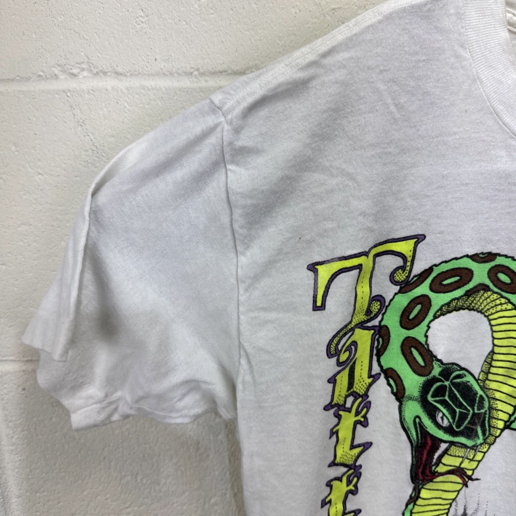Vintage VINTAGE Fashion Victim Tattoo T-Shirt Large White Snake Skull 90s Mens Size US L / EU 52-54 / 3 - 6 Thumbnail