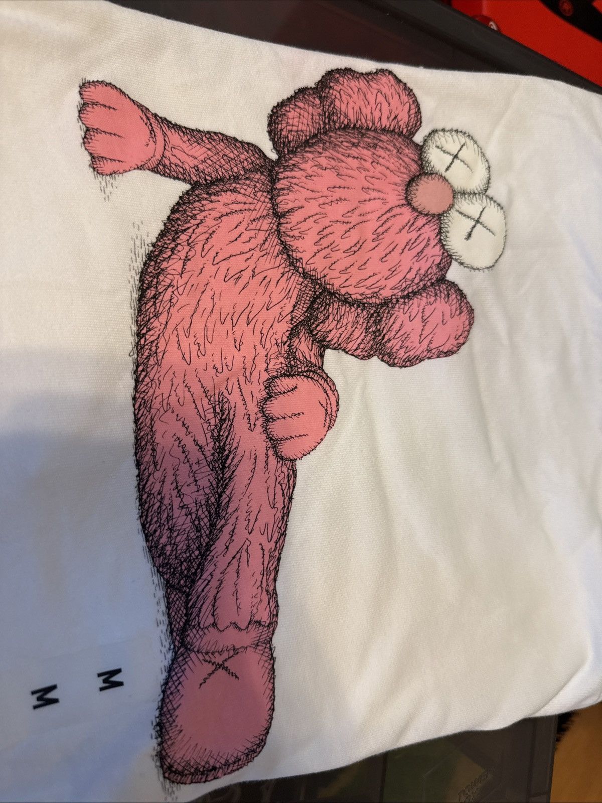 Kaws × Uniqlo Uniqlo UT x Kaws Short Sleeve Graphic T-Shirt Size Asian M Size US M / EU 48-50 / 2 - 8 Thumbnail