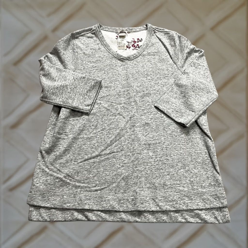 Vintage Chico's Zenergy Sweatshirt Sweater Womens Chico Size 12P US Size Large 12P Gray Shirt Pullover Knit V-Neck 3/4 Sleeve Stretch Old? Size XL / US 12-14 / IT 48-50 - 1 Thumbnail