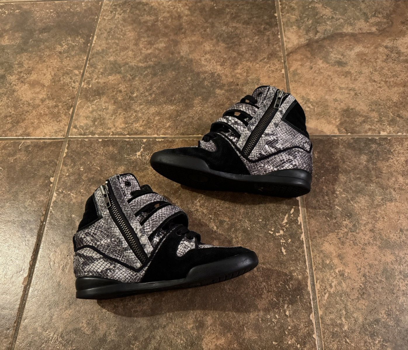 Isabel Marant Isabel Marant high top sneaker. Size US 6 / IT 36 - 2 Thumbnail
