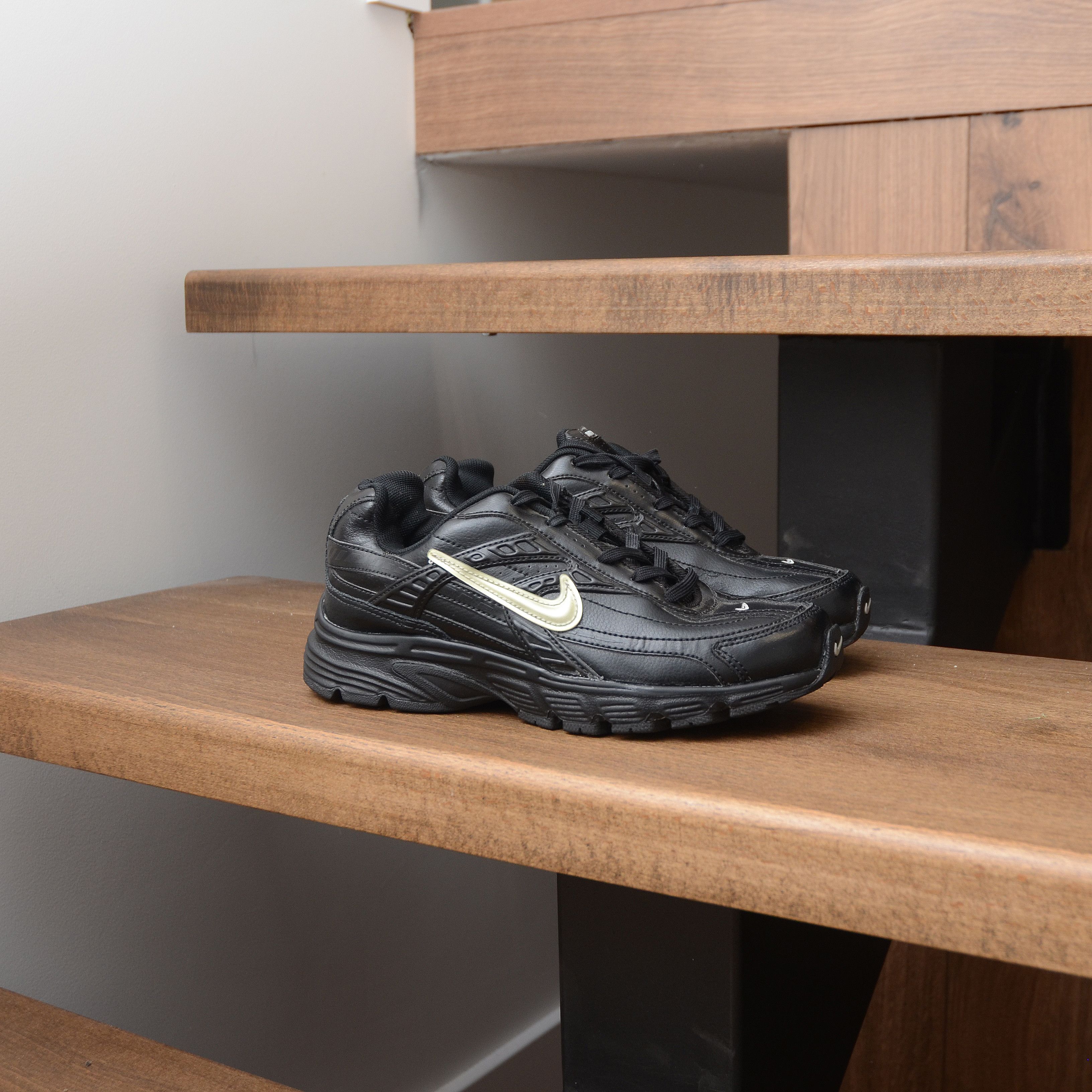 Nike Rare Nike Black Trainers UK 3.5 US 4Y Sneakers Silver Swoosh Size US 6 / IT 36 - 1 Thumbnail