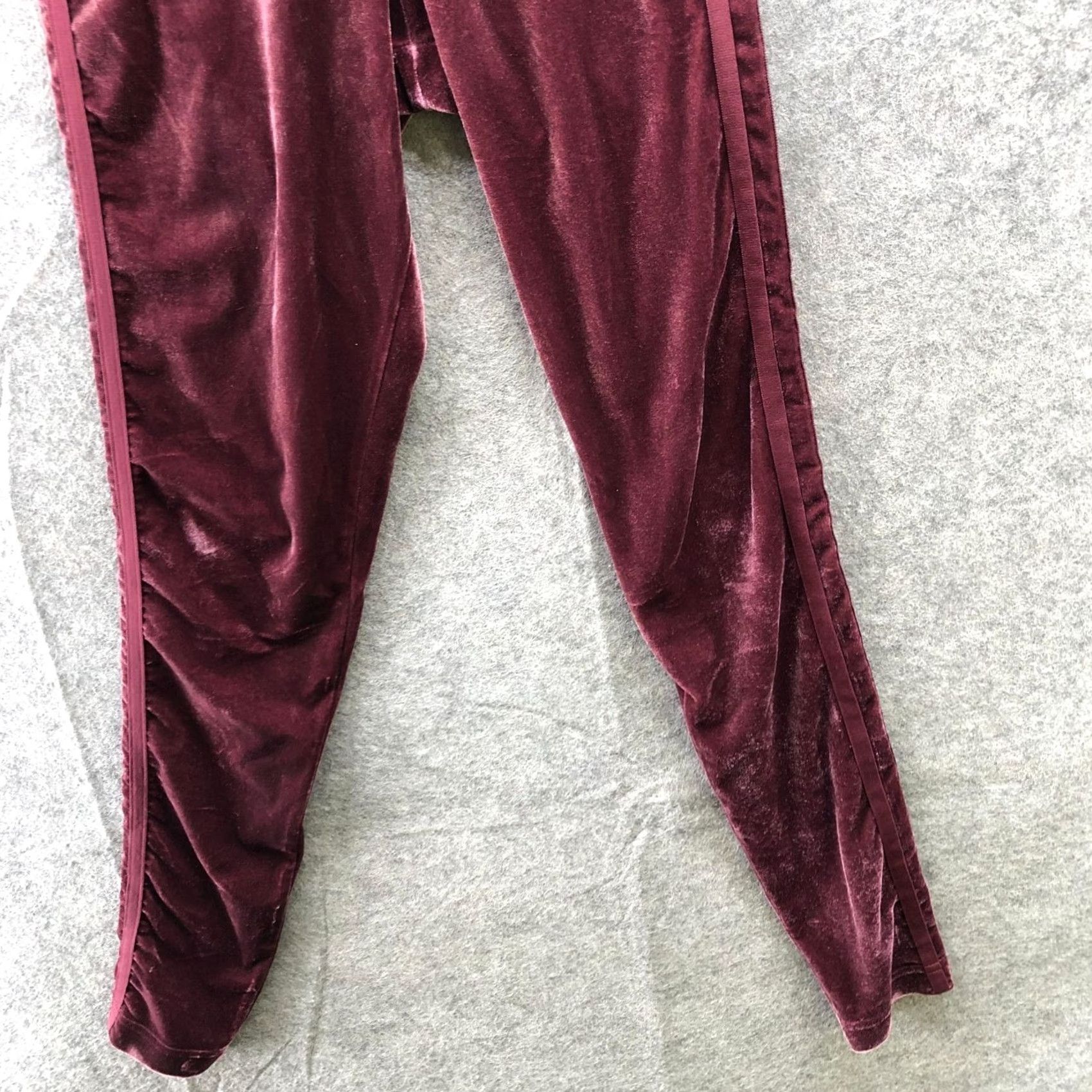 Adidas Adidas Originals Velvet Leggings Womens XS Burgundy Mid Rise Trefoil Side Stripe Activewear Gym & Training Slim Fit Ankle 28in Inseam Women’s XS Size 26" / US 2 / IT 38 - 4 Thumbnail