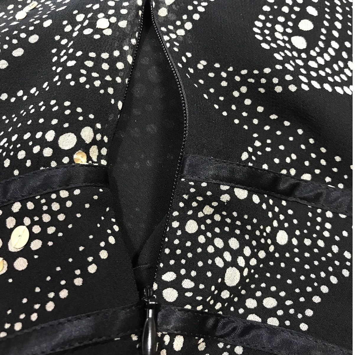 Ann Taylor Ann Taylor Black Sequin Paisley Silk V-Neck Tank Top 10 Size L / US 10 / IT 46 - 6 Thumbnail