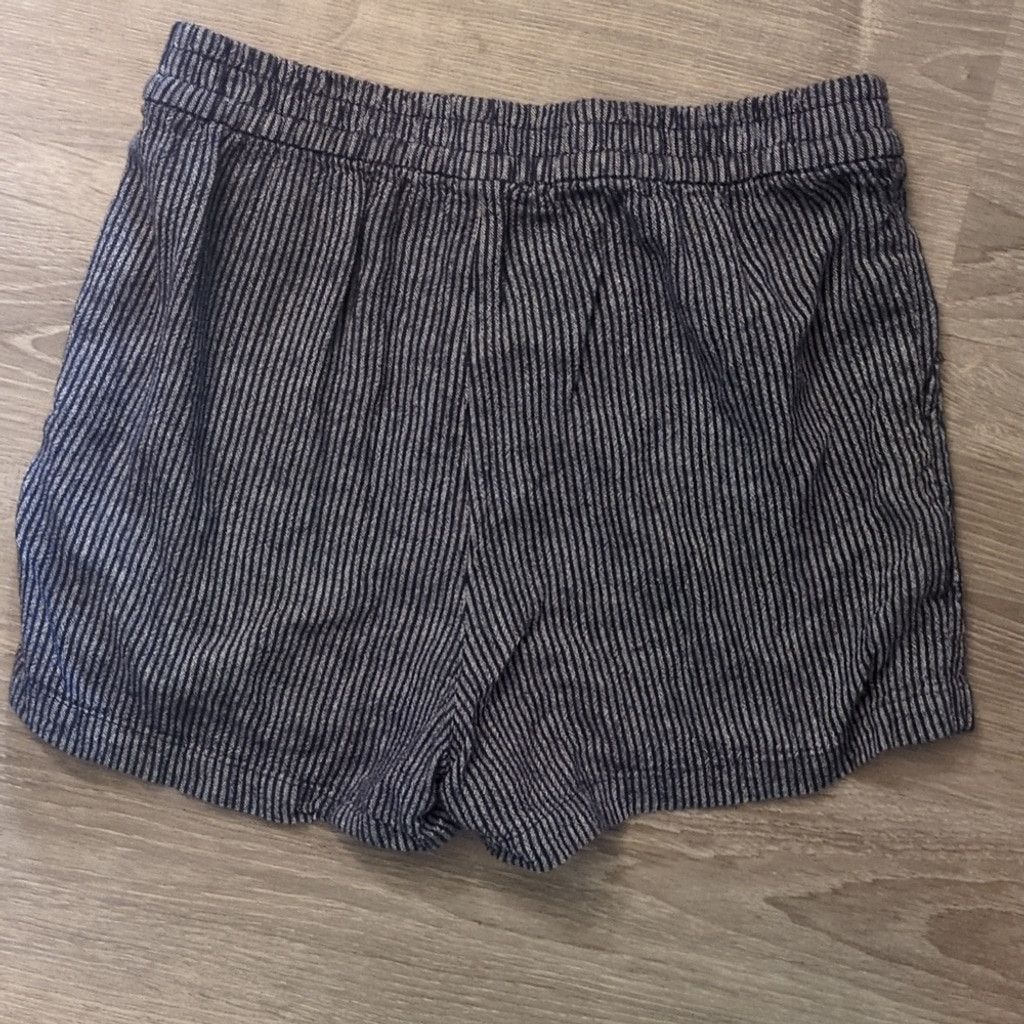 J.Crew J. Crew blue pin stripe shorts size XS Size 27" / US 4 / IT 40 - 3 Thumbnail