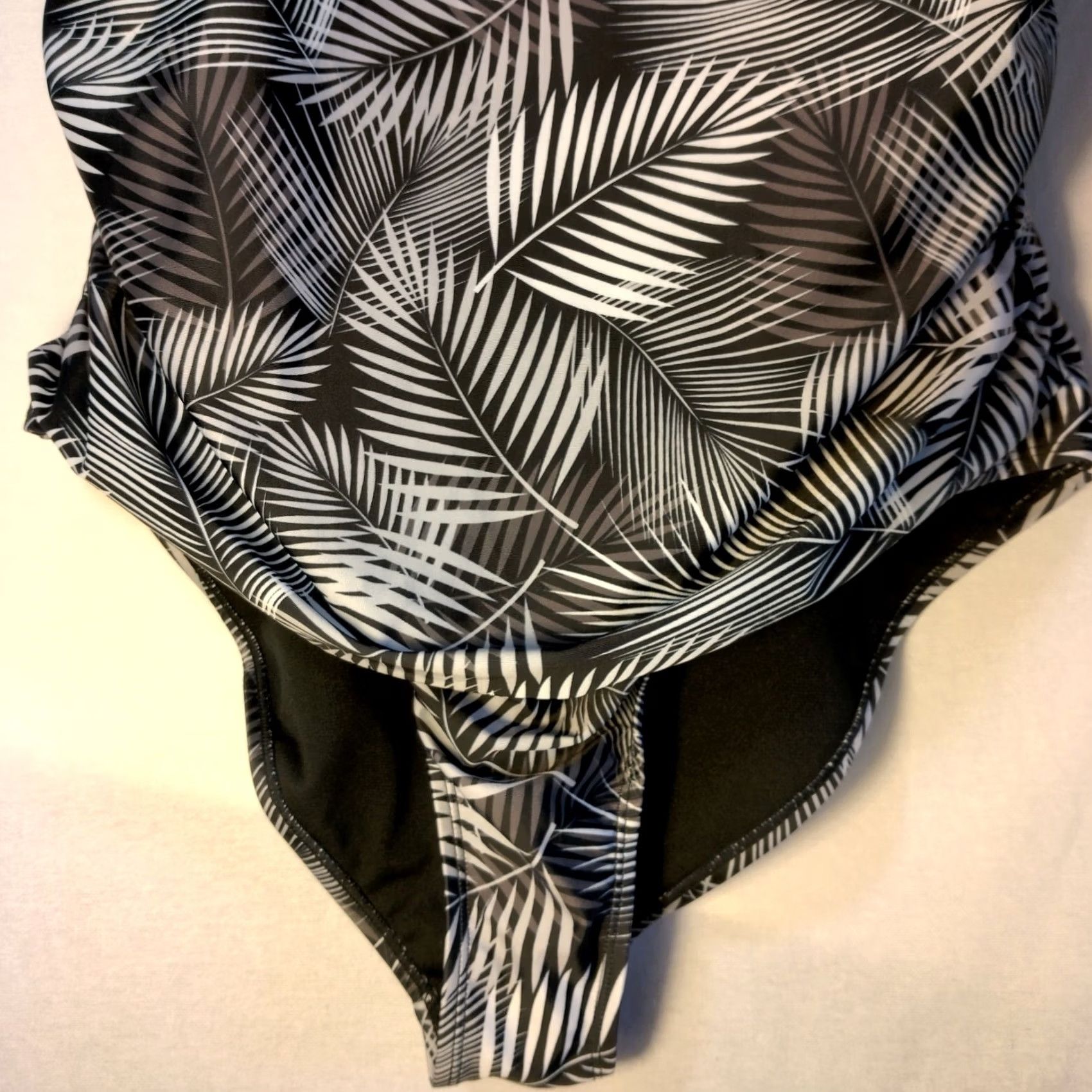 Nicole Miller Nicole Miller Plus Size 3X One Piece Bathing Suit Black White Gray Palm Swimsuit Size XXL / US 16-18 / IT 52-54 - 5 Thumbnail